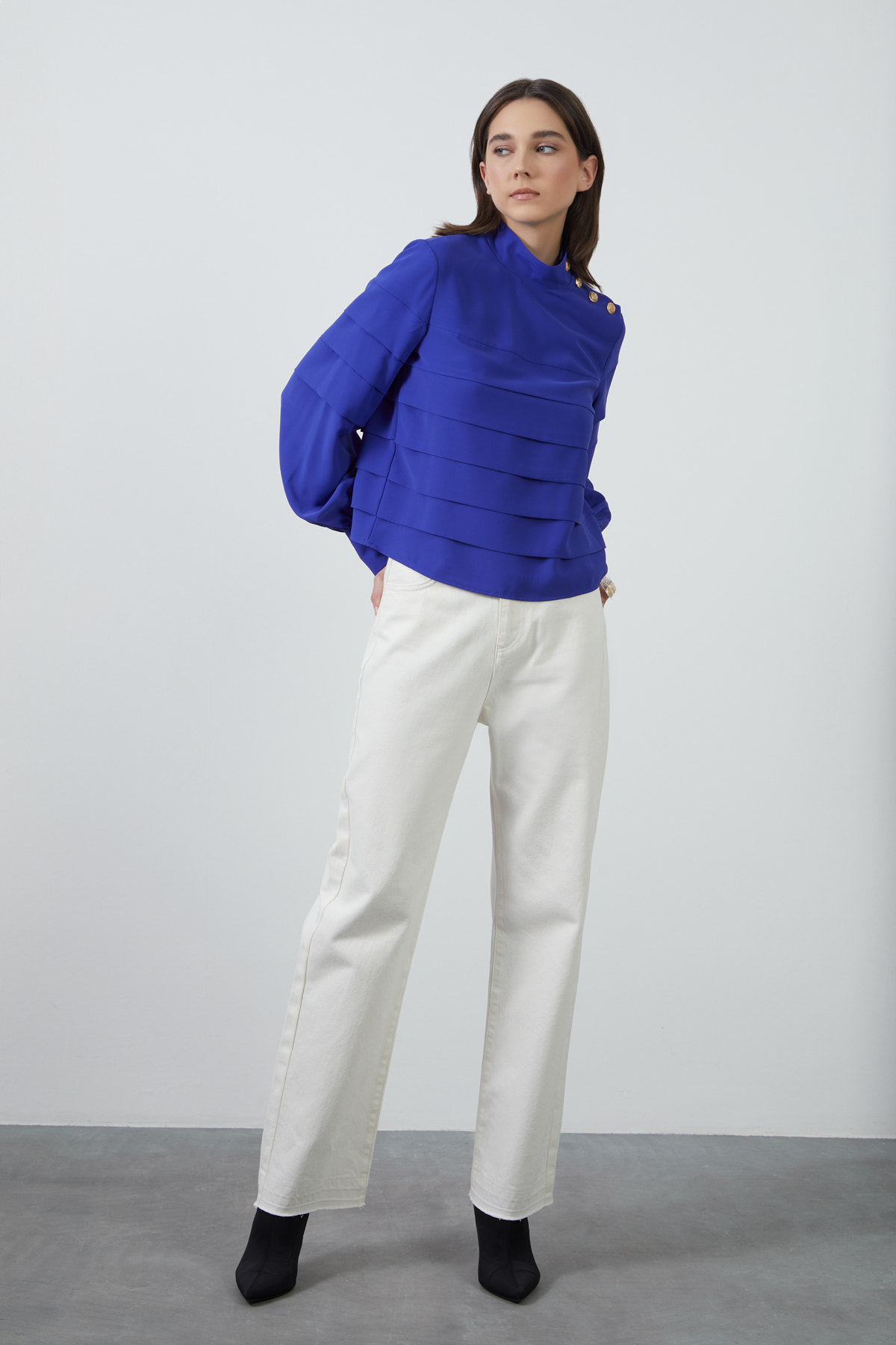 Omuzdan Düğme Detaylı Kat Kat Dik Yaka Bluz