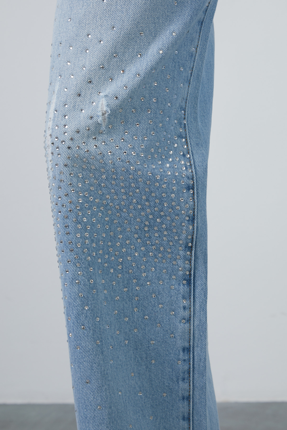 Aksesuar Toka Detaylı Boru Paça Basic Jean Pantolon