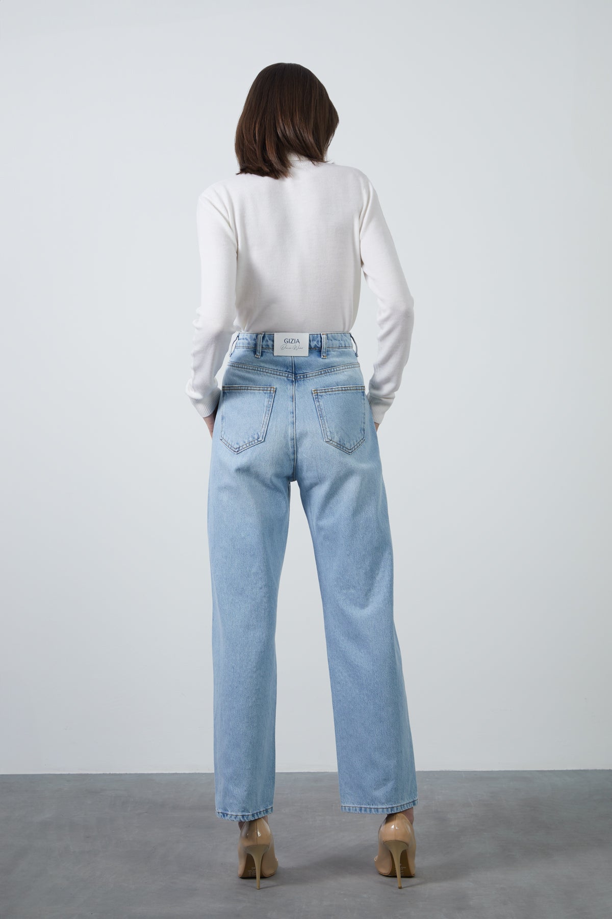 Aksesuar Toka Detaylı Boru Paça Basic Jean Pantolon