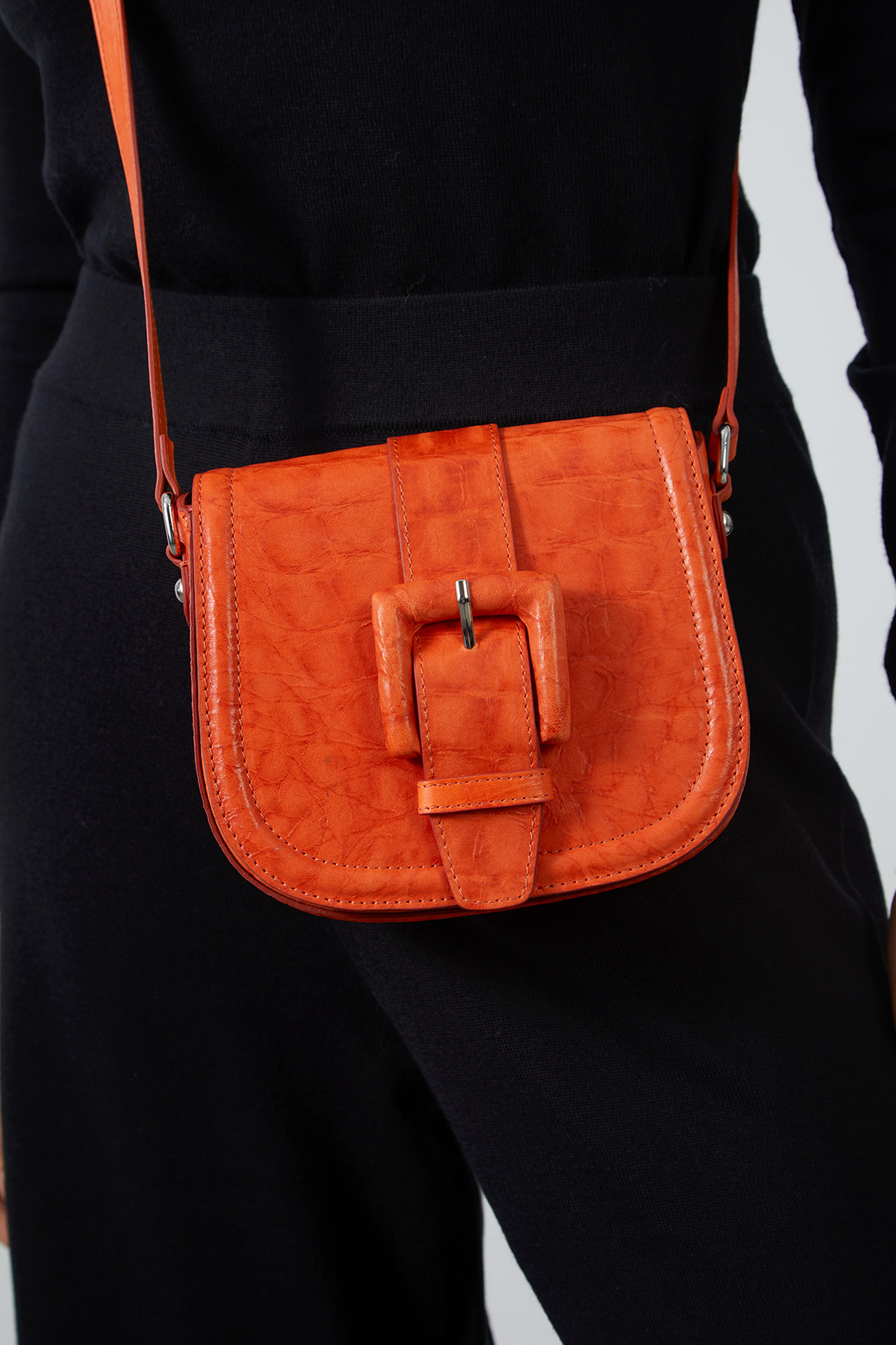 Önü Kemer Tokalı Ayarlanabilir Saplı Desenli Deri Çanta