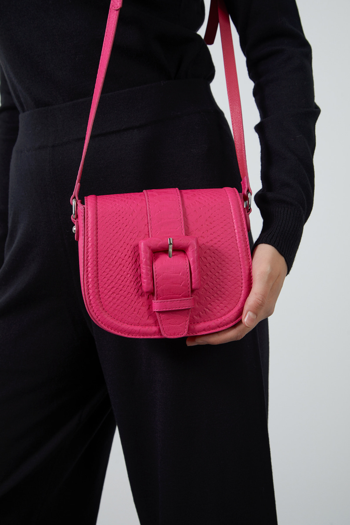 Önü Kemer Tokalı Ayarlanabilir Saplı Desenli Deri Çanta