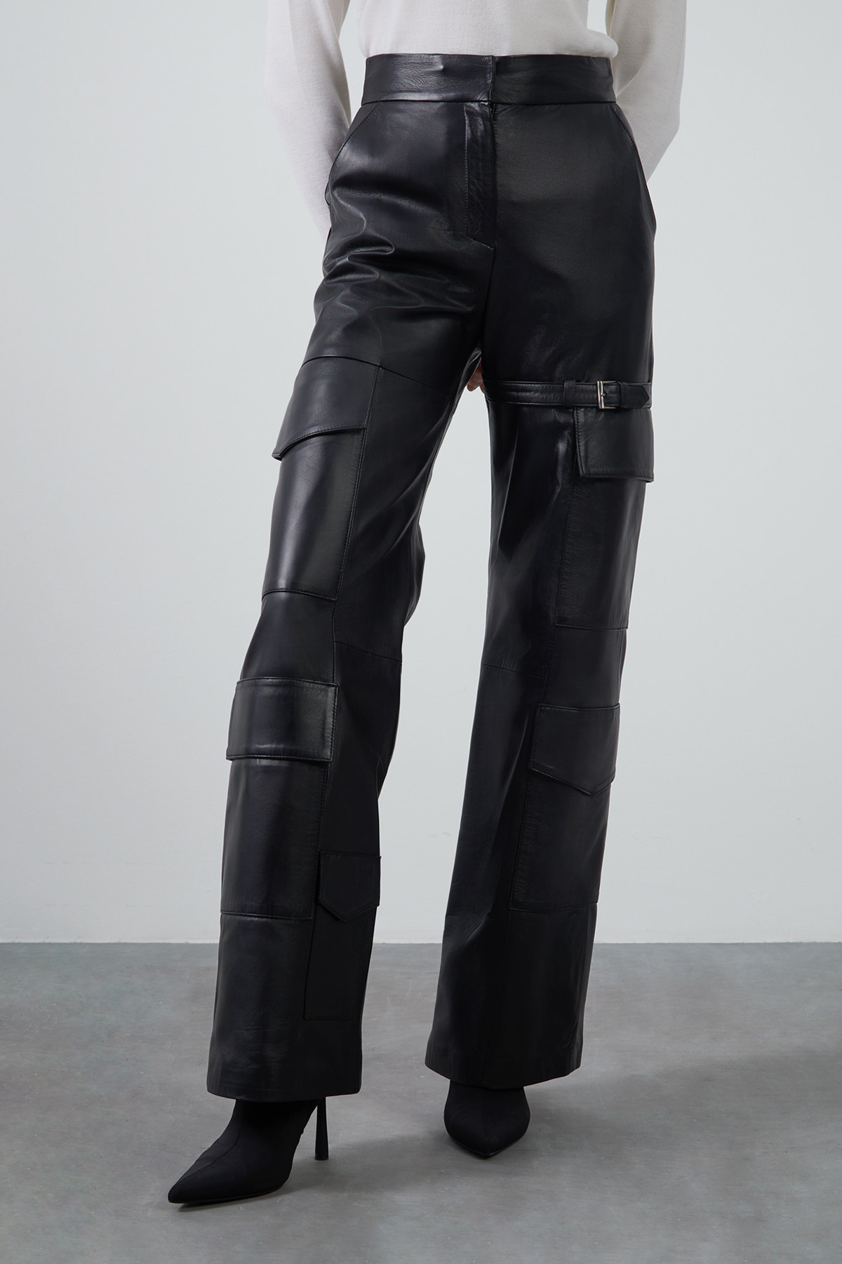 Metal Toka Detaylı Kargo Cepli Boru Paça Deri Pantolon