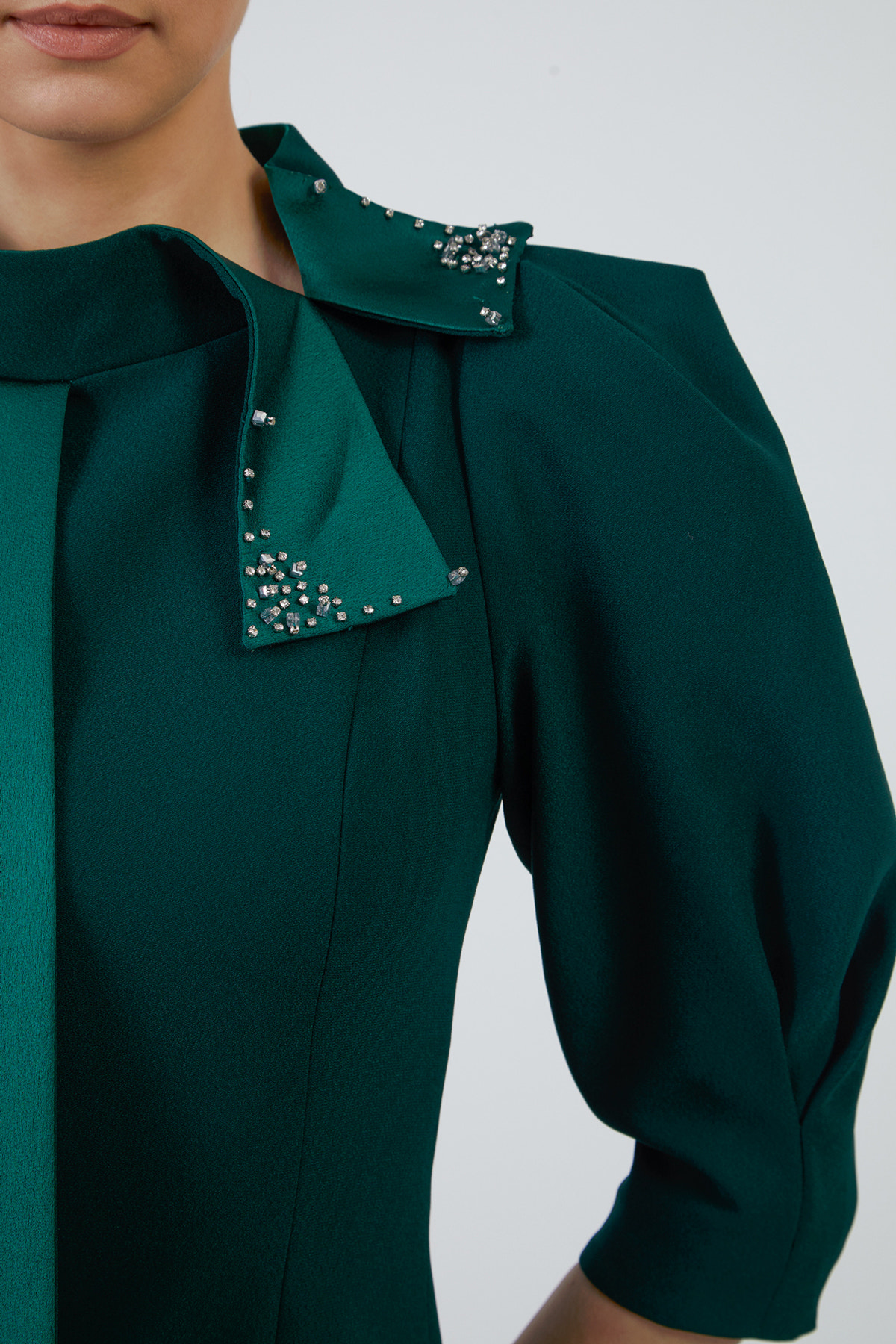 İşleme Detay Önü Yırtmaçlı Karpuz Kollu Midi Boy Yeşil Elbise