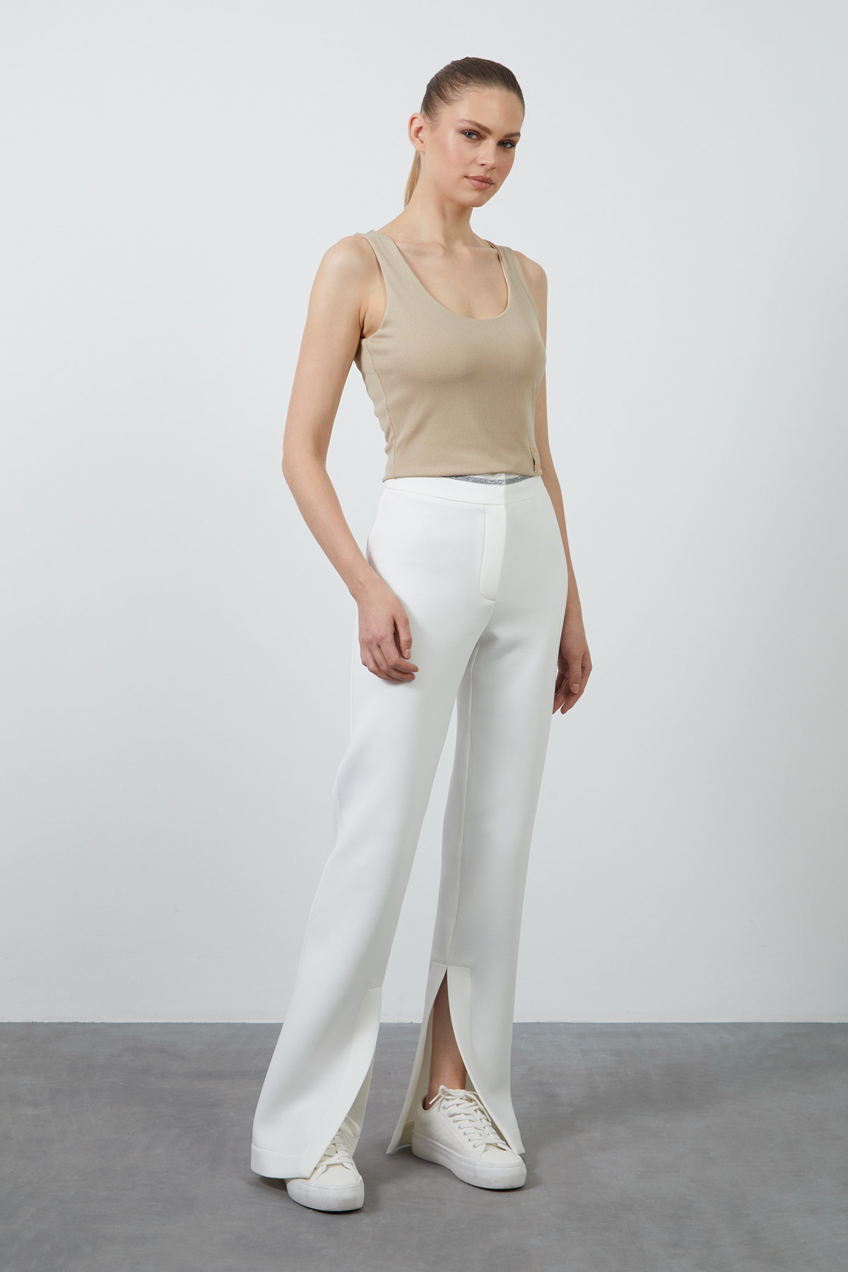 Etek Ucu Etiket Detaylı Kolsuz Bej Kısa Bluz