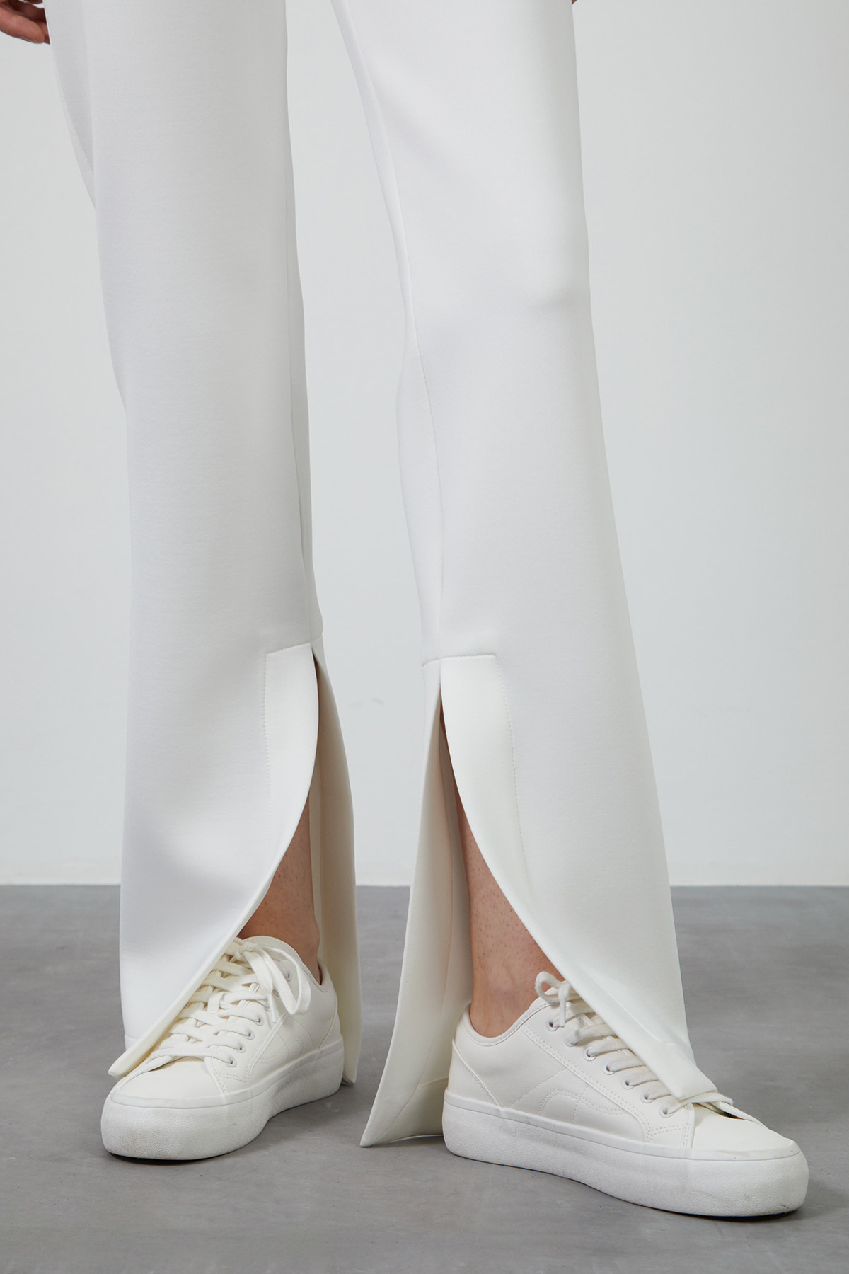 Sim Şerit Detay İç Paça Yırtmaçlı Ekru Eşofman