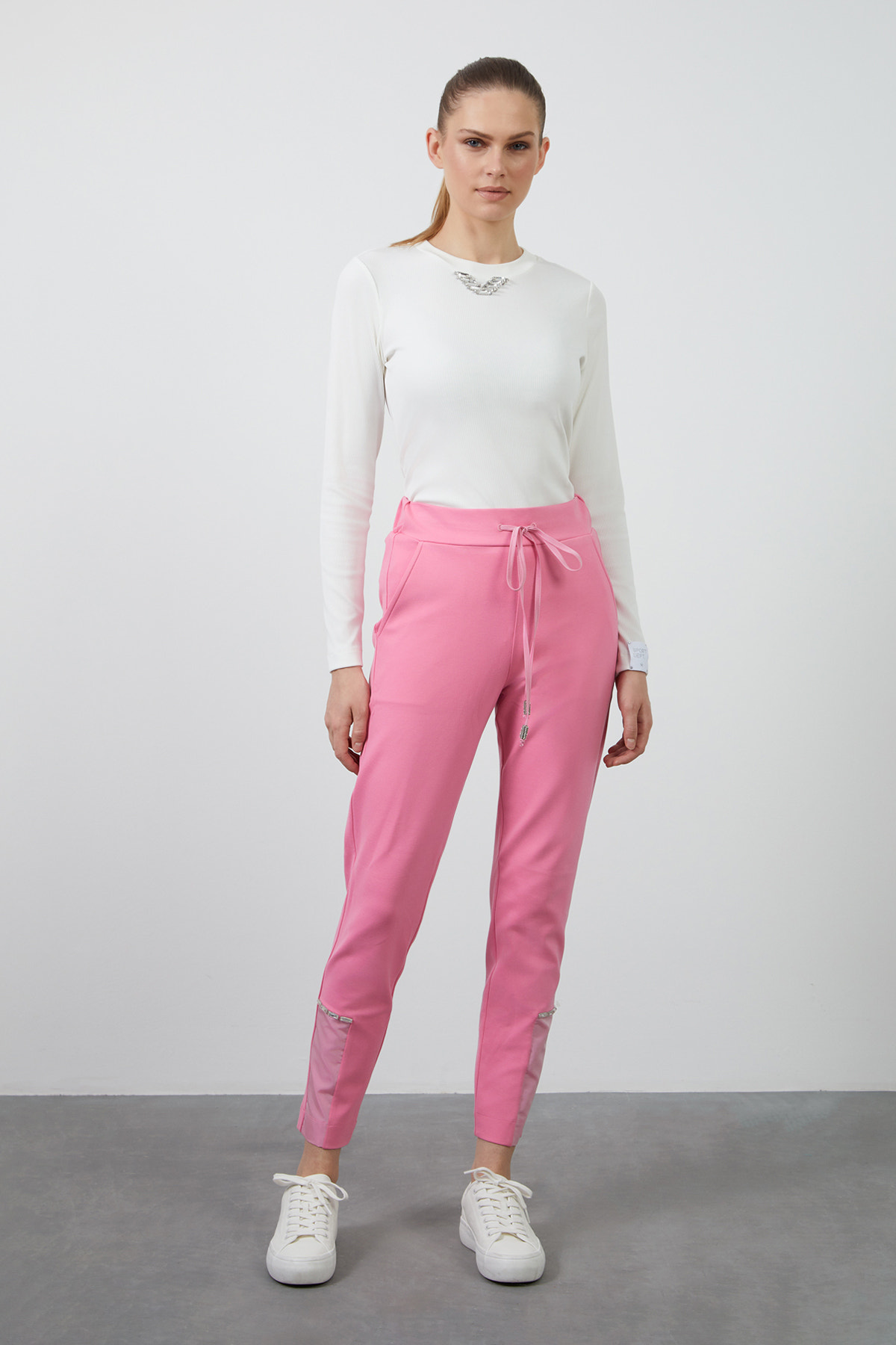 Arka Beli Lastikli Bağ Ucu Taşlı Eşofman Altı