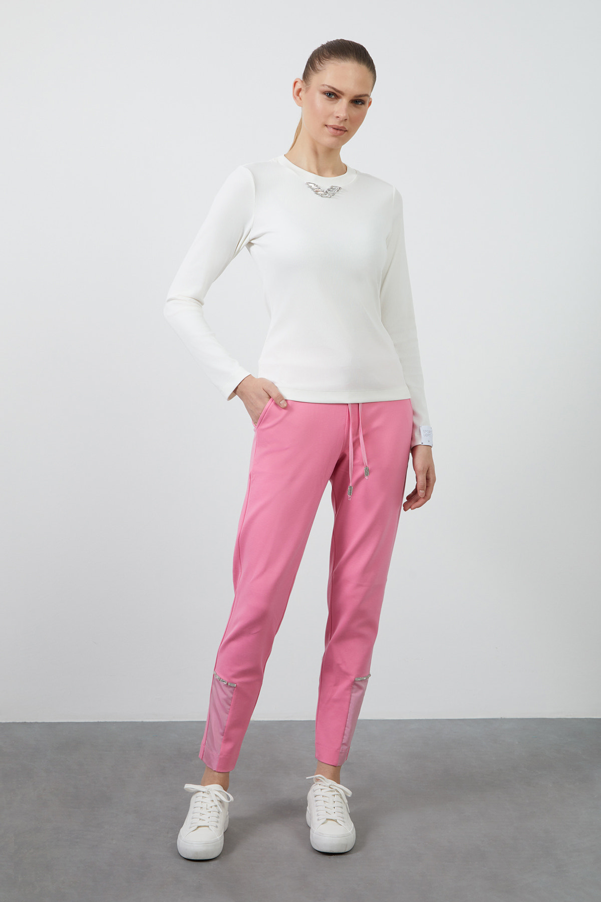 Kol Ucu Etiket Detaylı Yakası Taşlı Uzun Kollu T-Shirt