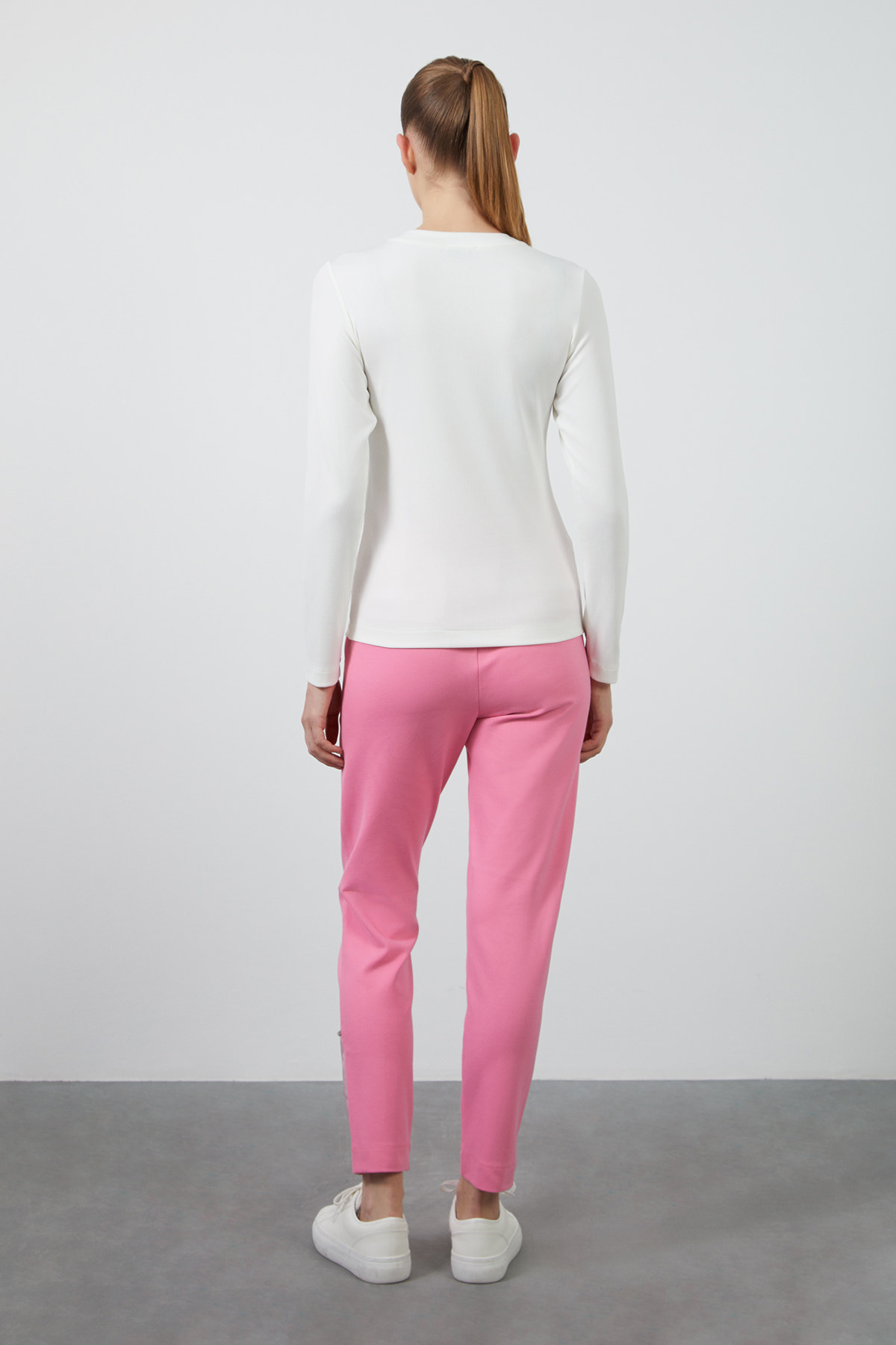 Kol Ucu Etiket Detaylı Yakası Taşlı Uzun Kollu T-Shirt