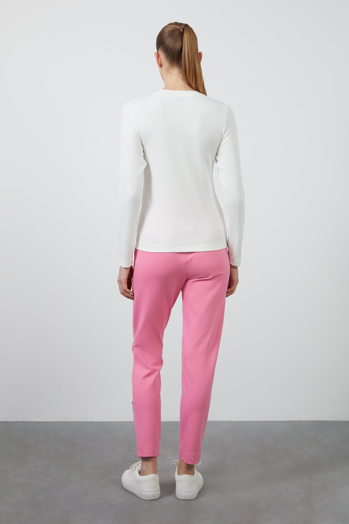 Kol Ucu Etiket Detaylı Yakası Taşlı Uzun Kollu T-Shirt