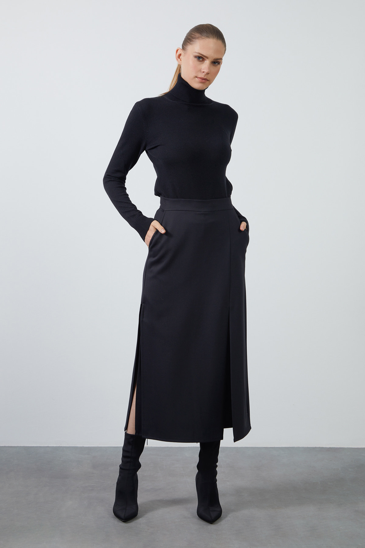 Yırtmaç Detaylı Şort Etek