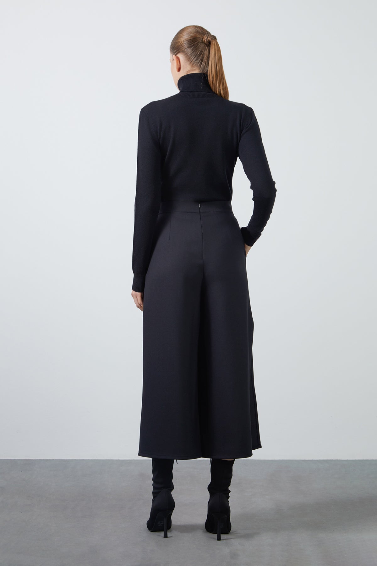 Yırtmaç Detaylı Şort Etek