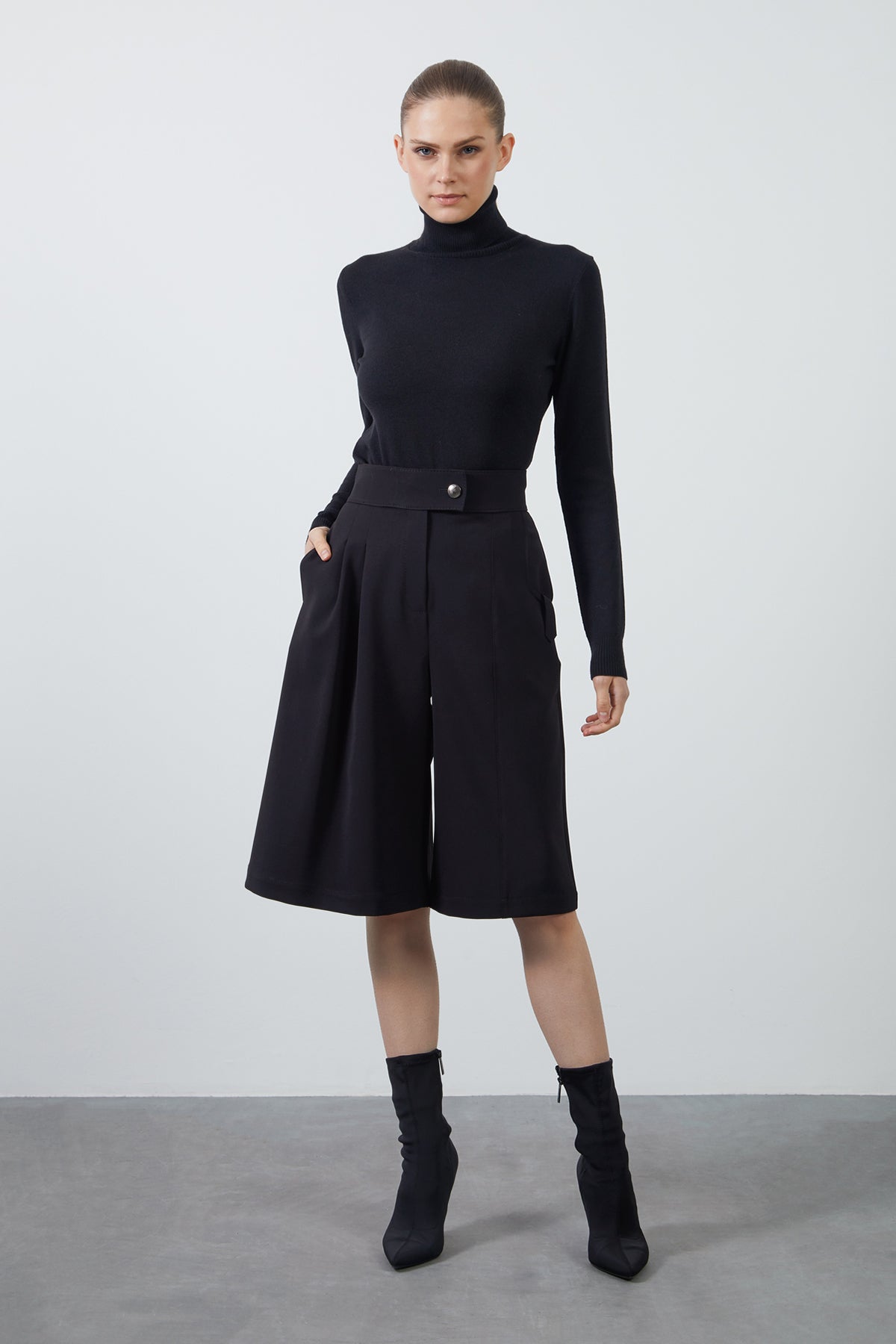 Yüksek Bel Siyah Bermuda Şort