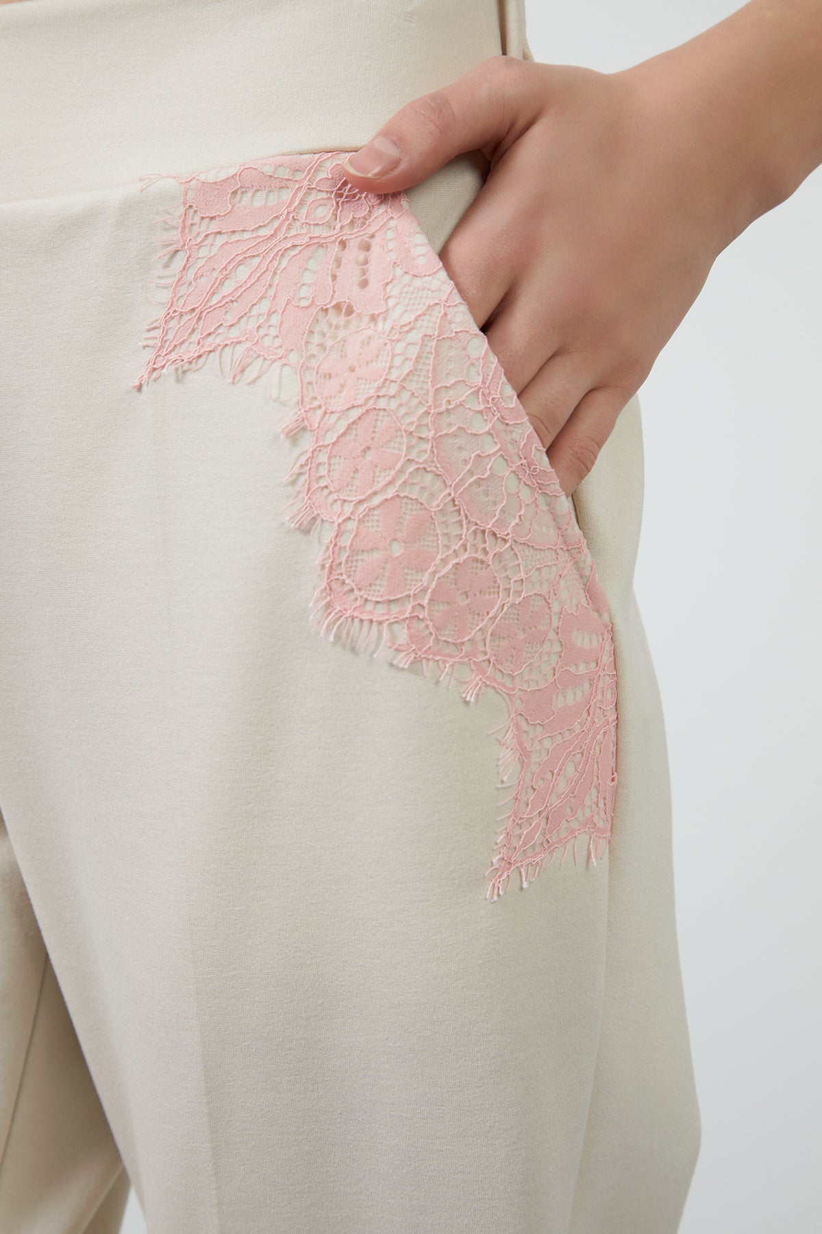 Aksesuar Detaylı Cepleri Dantel Detaylı Eşofman Altı