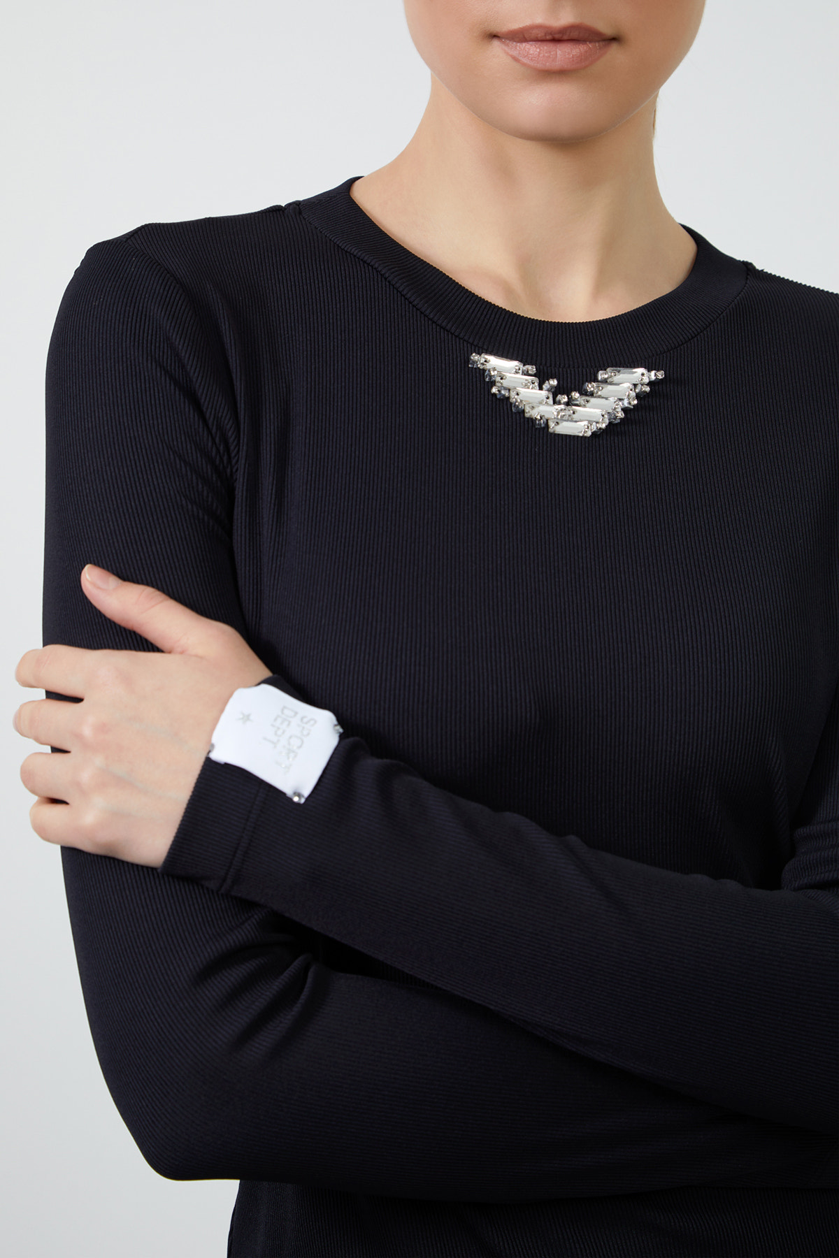 Kol Ucu Etiket Detaylı Yakası Taşlı Siyah Bluz