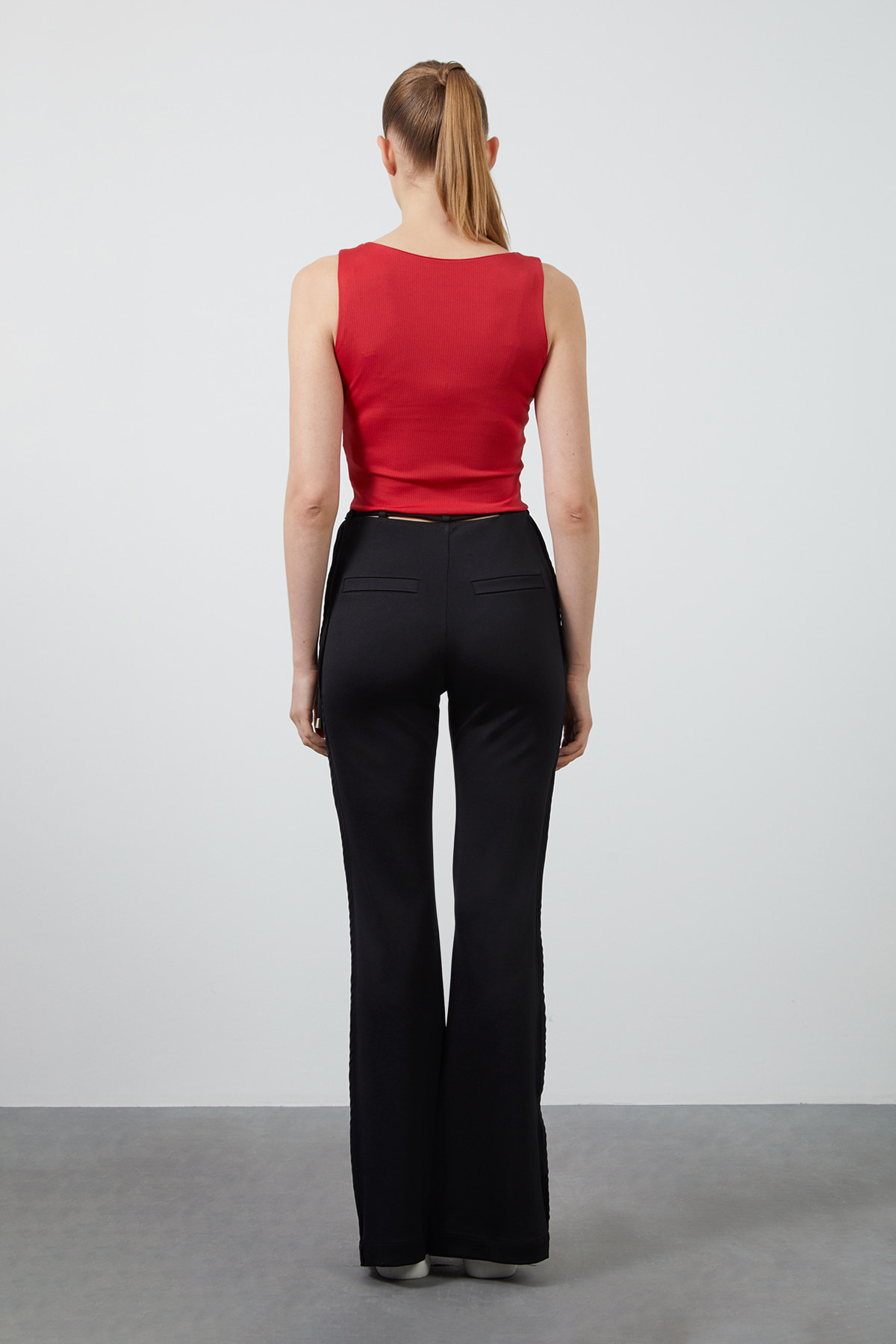 Etek Ucu Etiket Detaylı Kolsuz Kısa Bluz