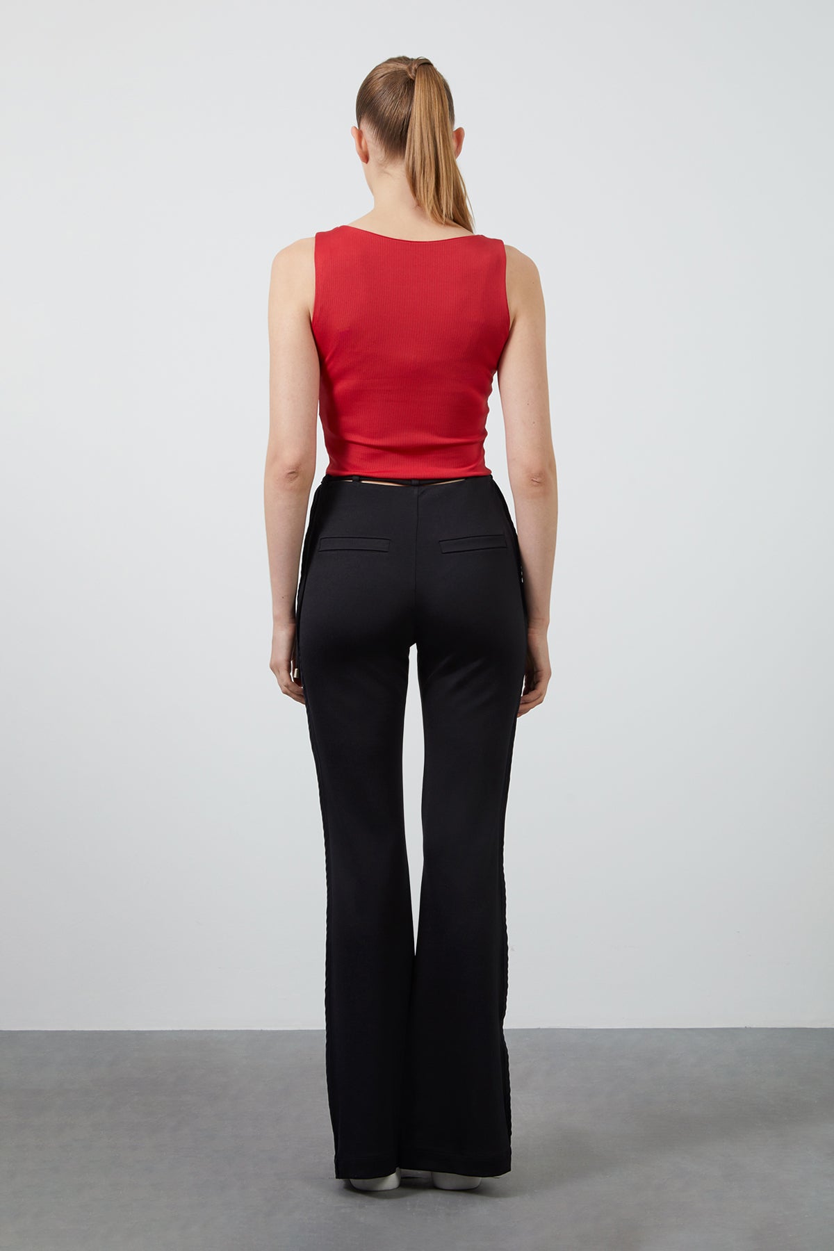 Etek Ucu Etiket Detaylı Kolsuz Kısa Bluz