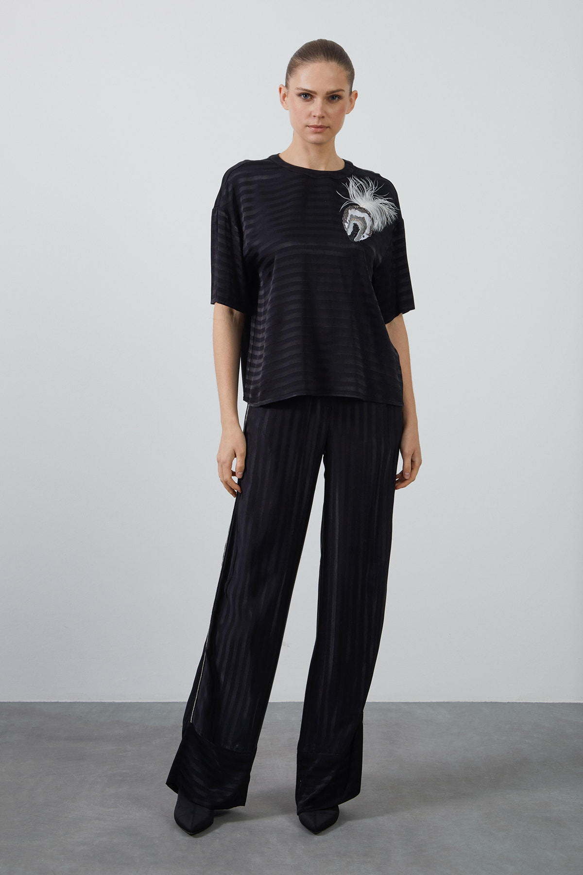 Tüylü Nakış Detaylı Basic T-shirt