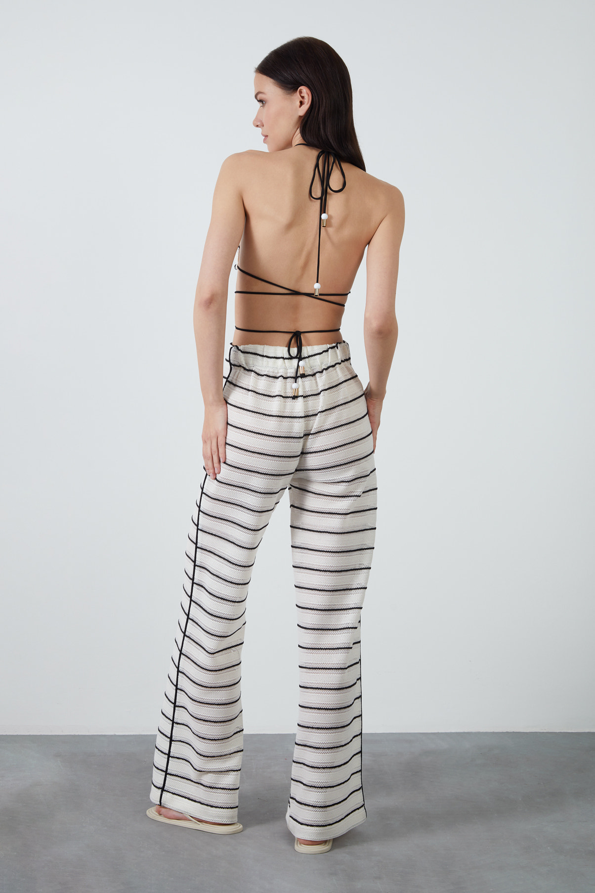 Plaka Detaylı Çizgi Desenli Pantolon