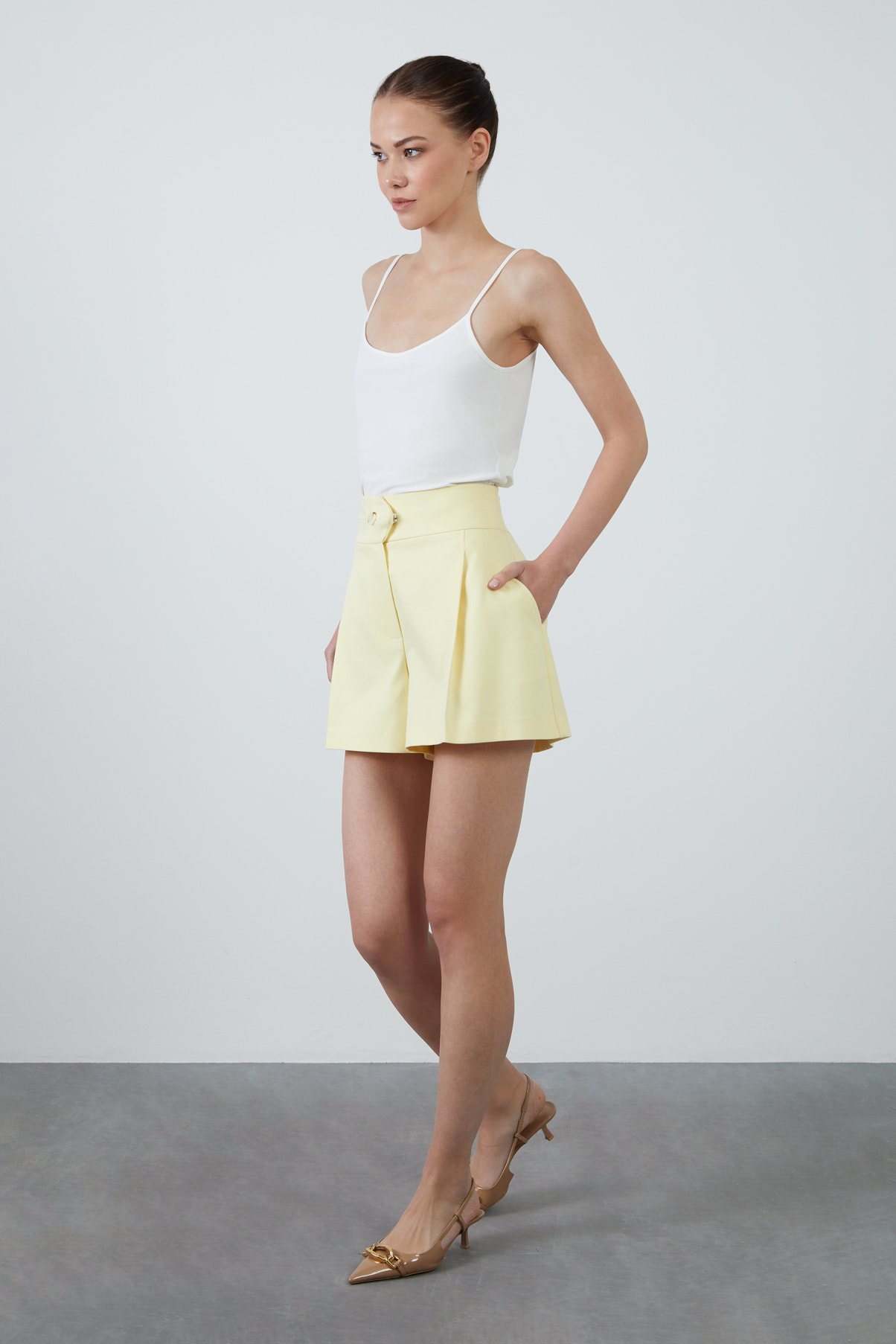 Belde Origami Detaylı İşlemeli Pilili Şort