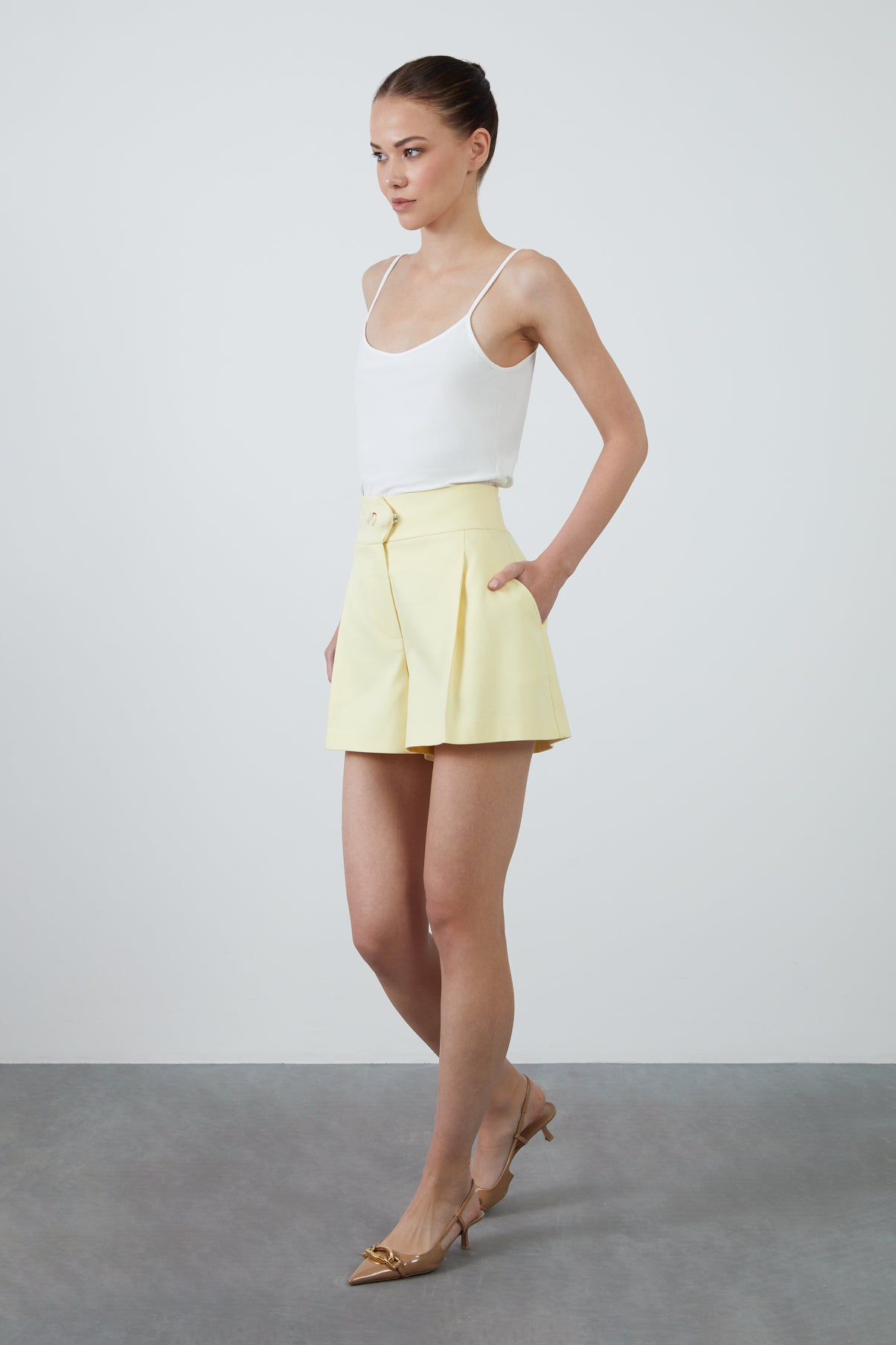 Belde Origami Detaylı İşlemeli Pilili Şort