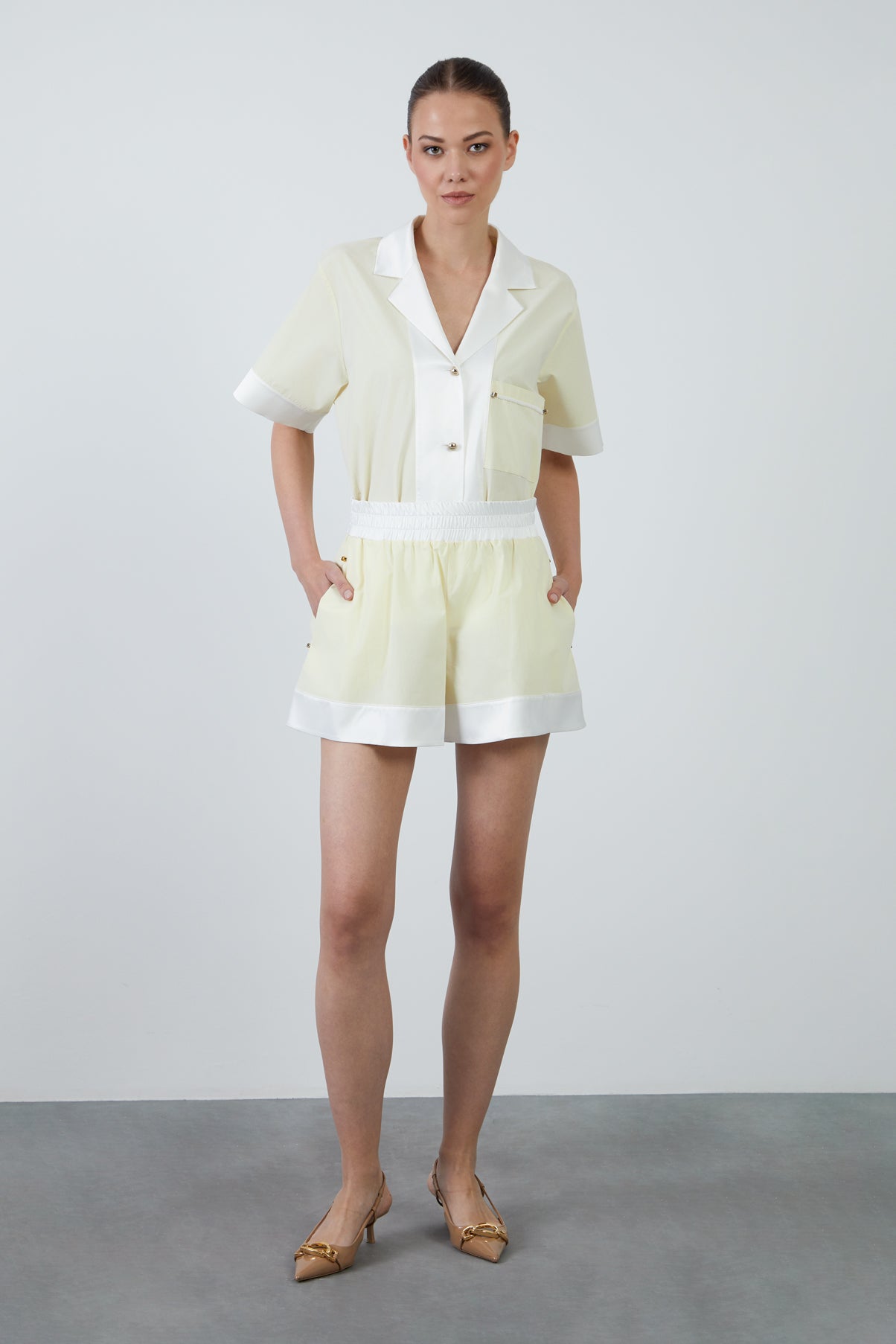 Cep Kenarları Boncuk İşlemeli Beli Lastikli Şort