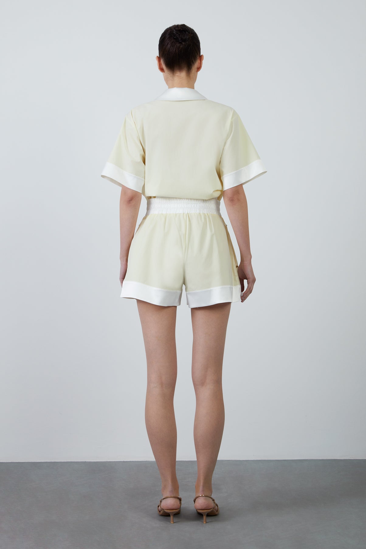 Cep Kenarları Boncuk İşlemeli Beli Lastikli Şort