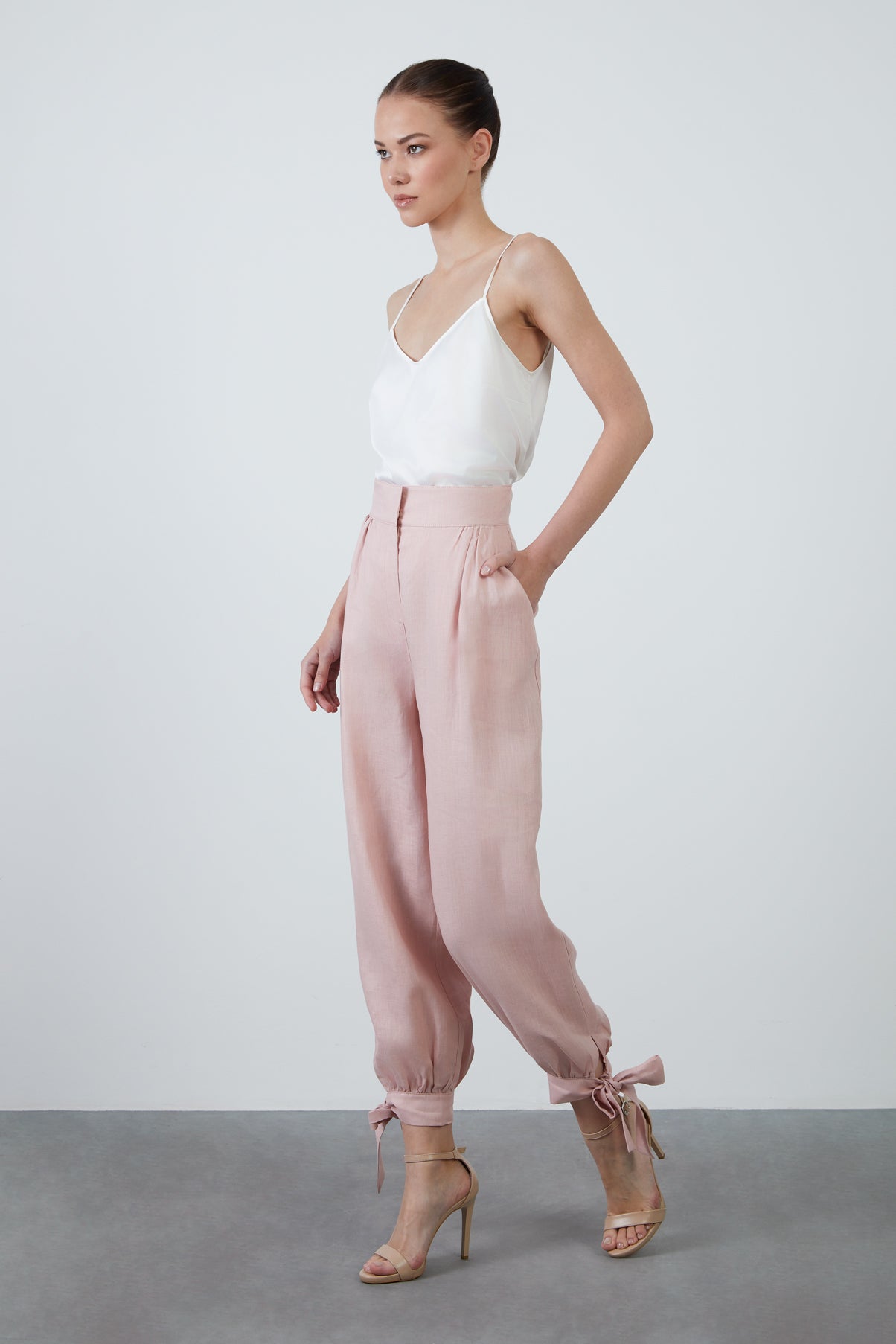 Bilekten Bağlama Detaylı Pantolon