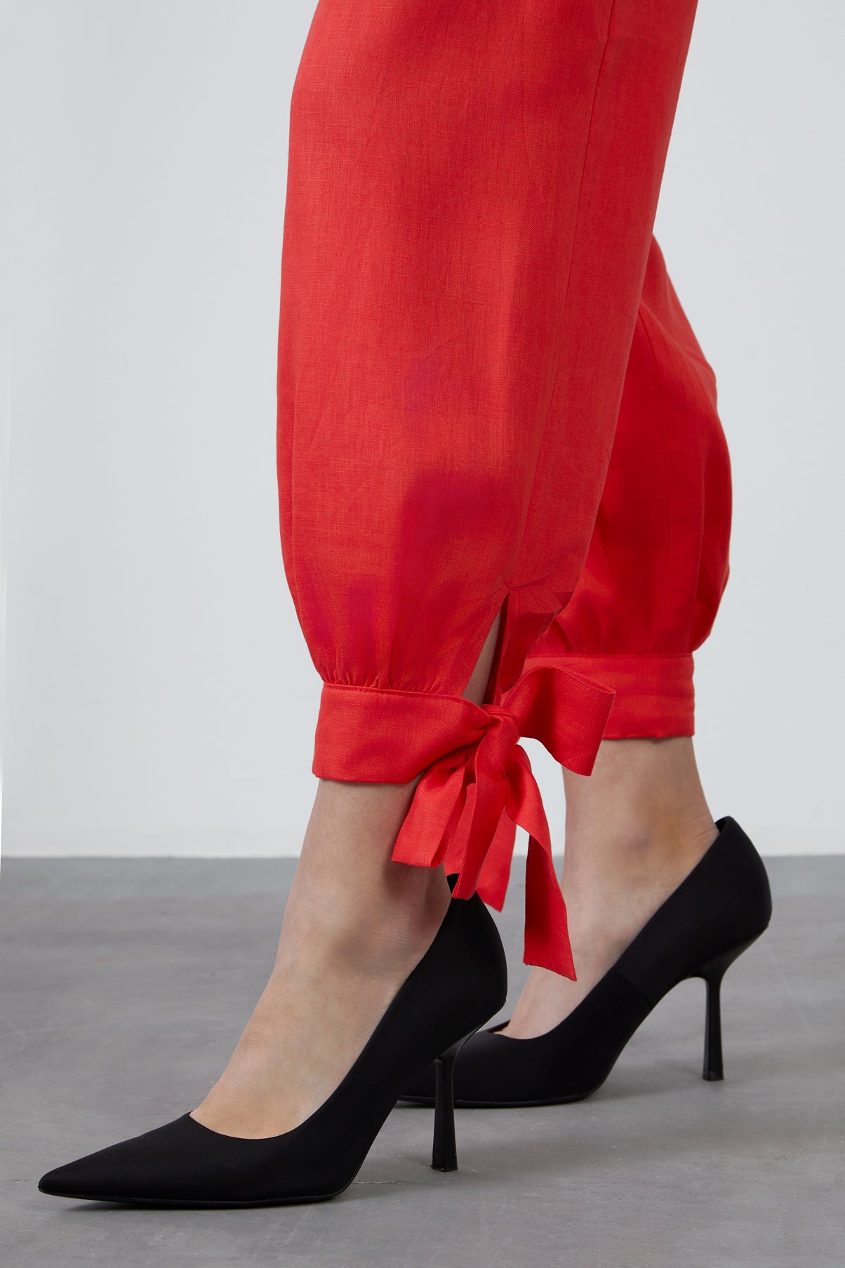 Bilekten Bağlama Detaylı Pantolon