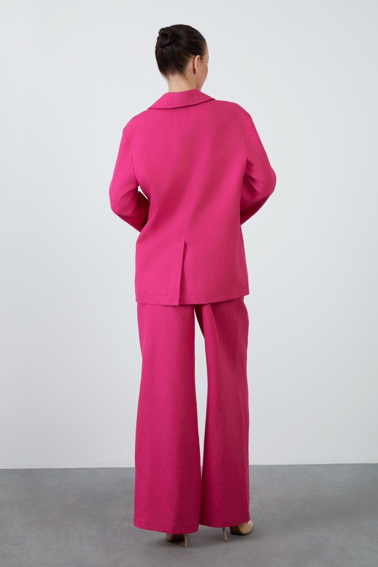 Arkadan Yırtmaçlı Uzun Kollu Koyu Keten Ceket