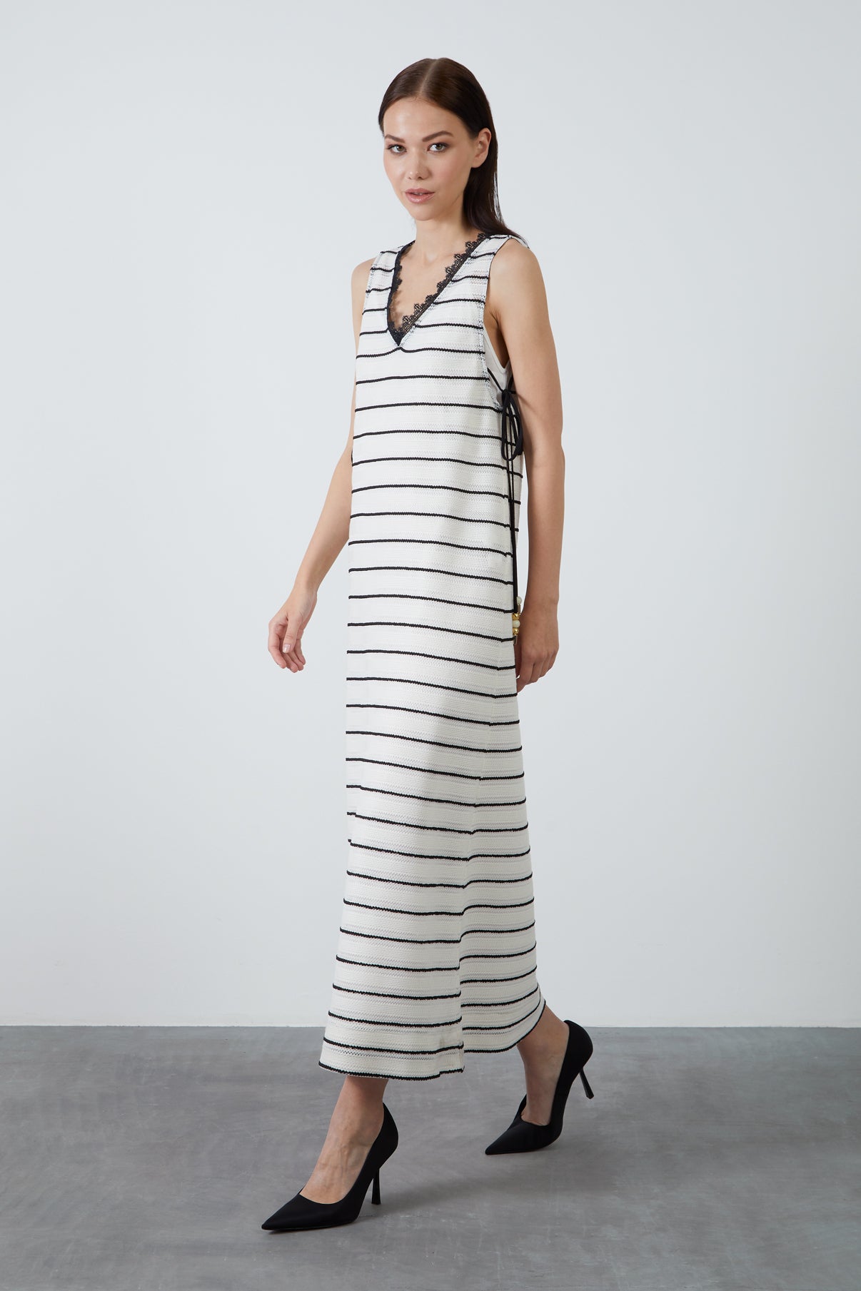 Yakası Dantelli Kolu Bağcıklı Maxi Çizgili Elbise