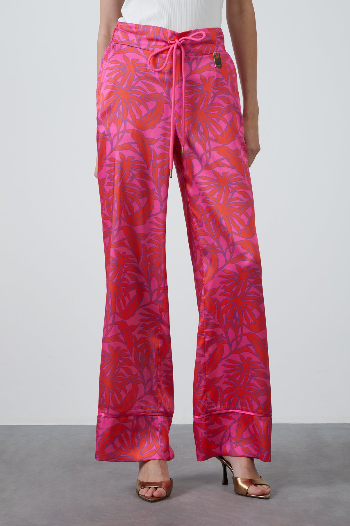 Plaka Detaylı Beli Bağcıklı Desenli Pantolon