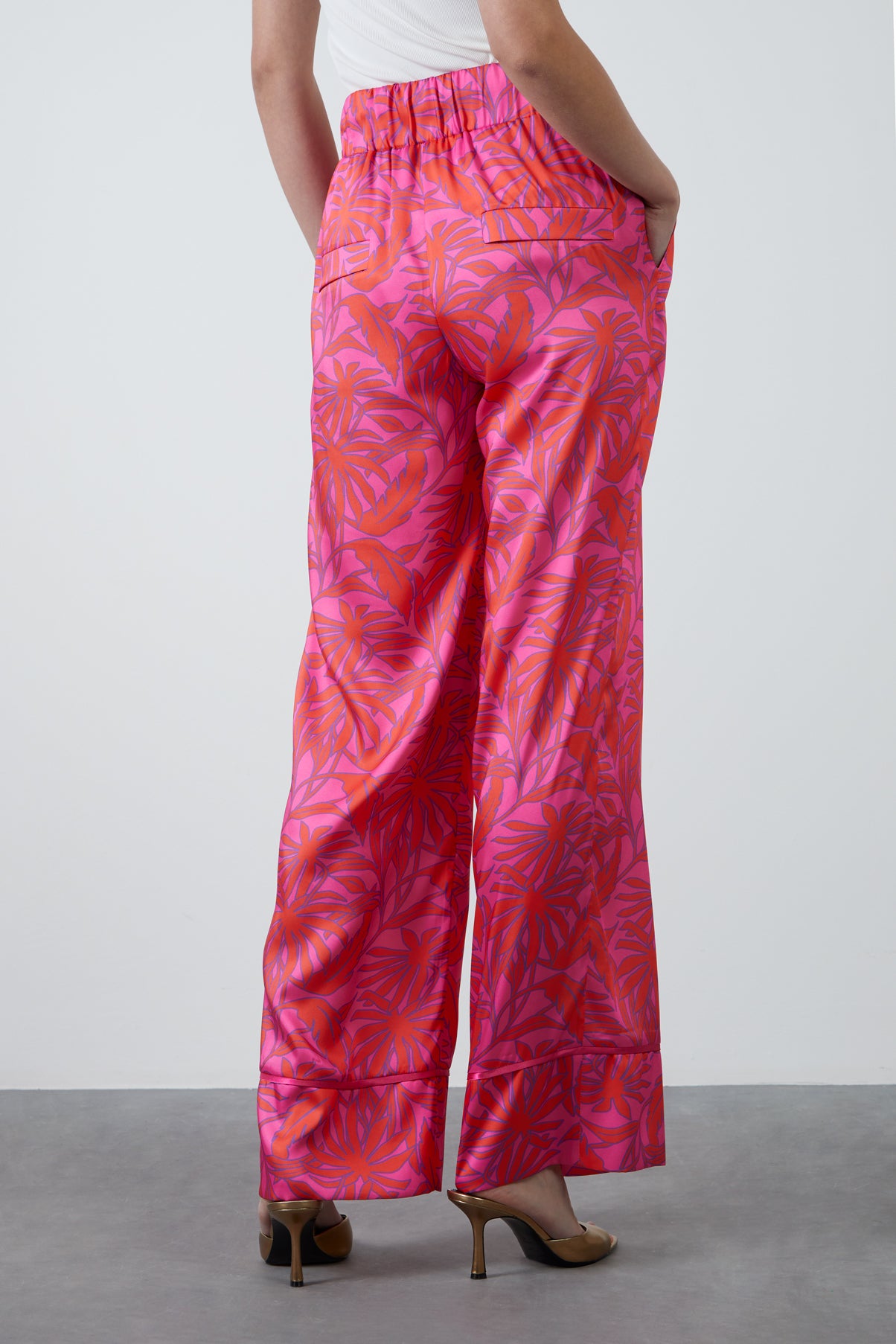 Plaka Detaylı Beli Bağcıklı Desenli Pantolon