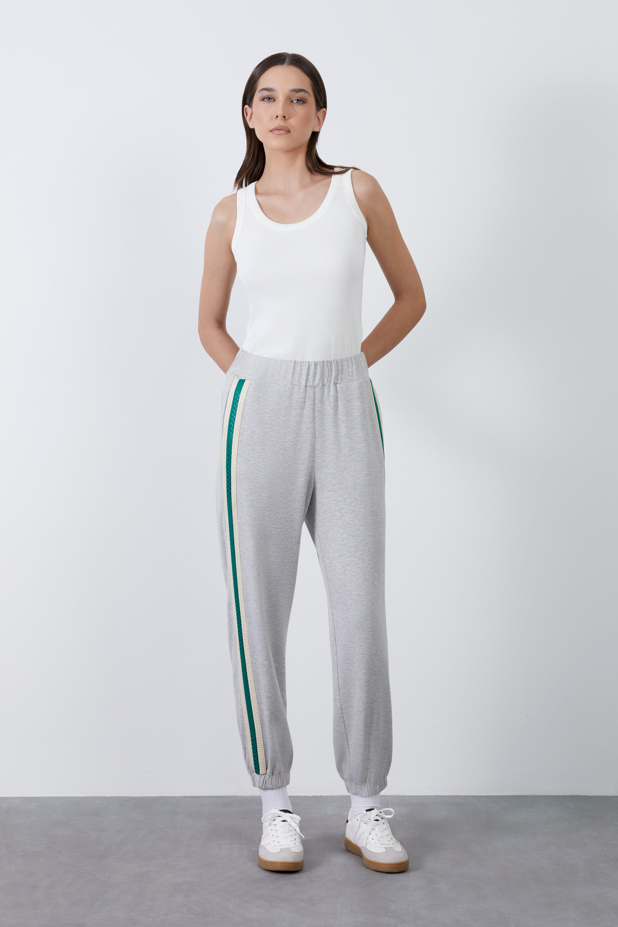 Yanları Şerit Detaylı Paçası Lastikli Eşofman Altı