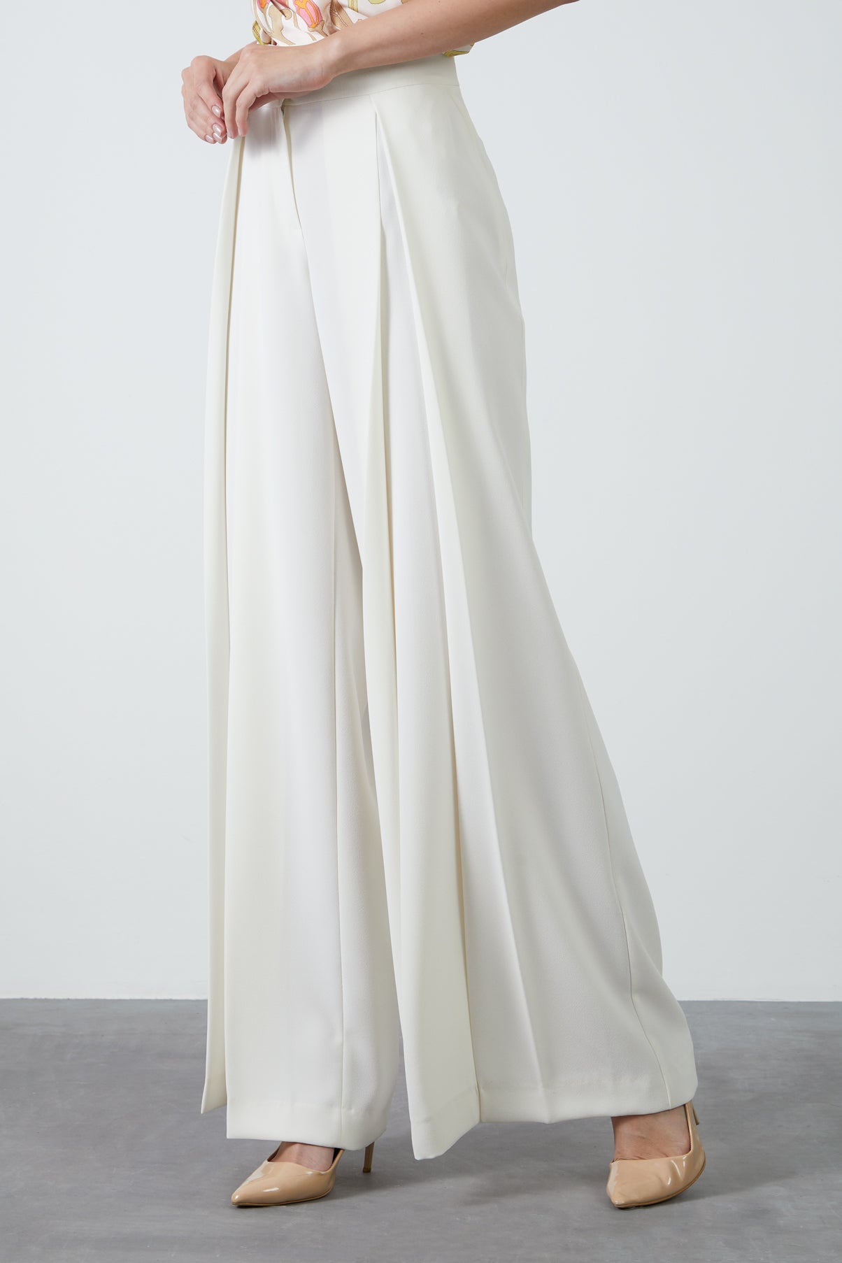 Düğme Detaylı Önden Pilili Pantolon