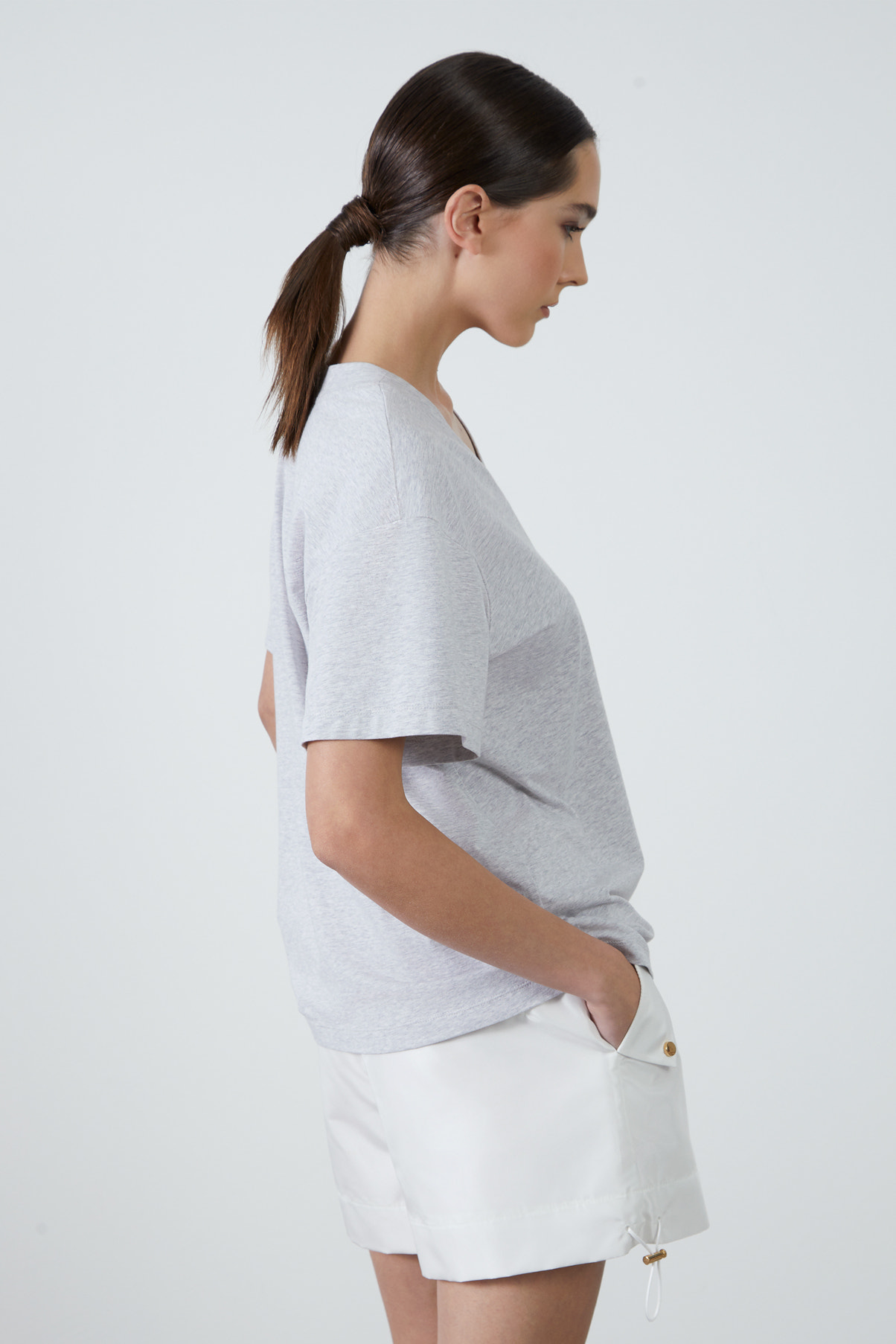 Cep Üstü Nakış Detaylı V Yaka T-shirt