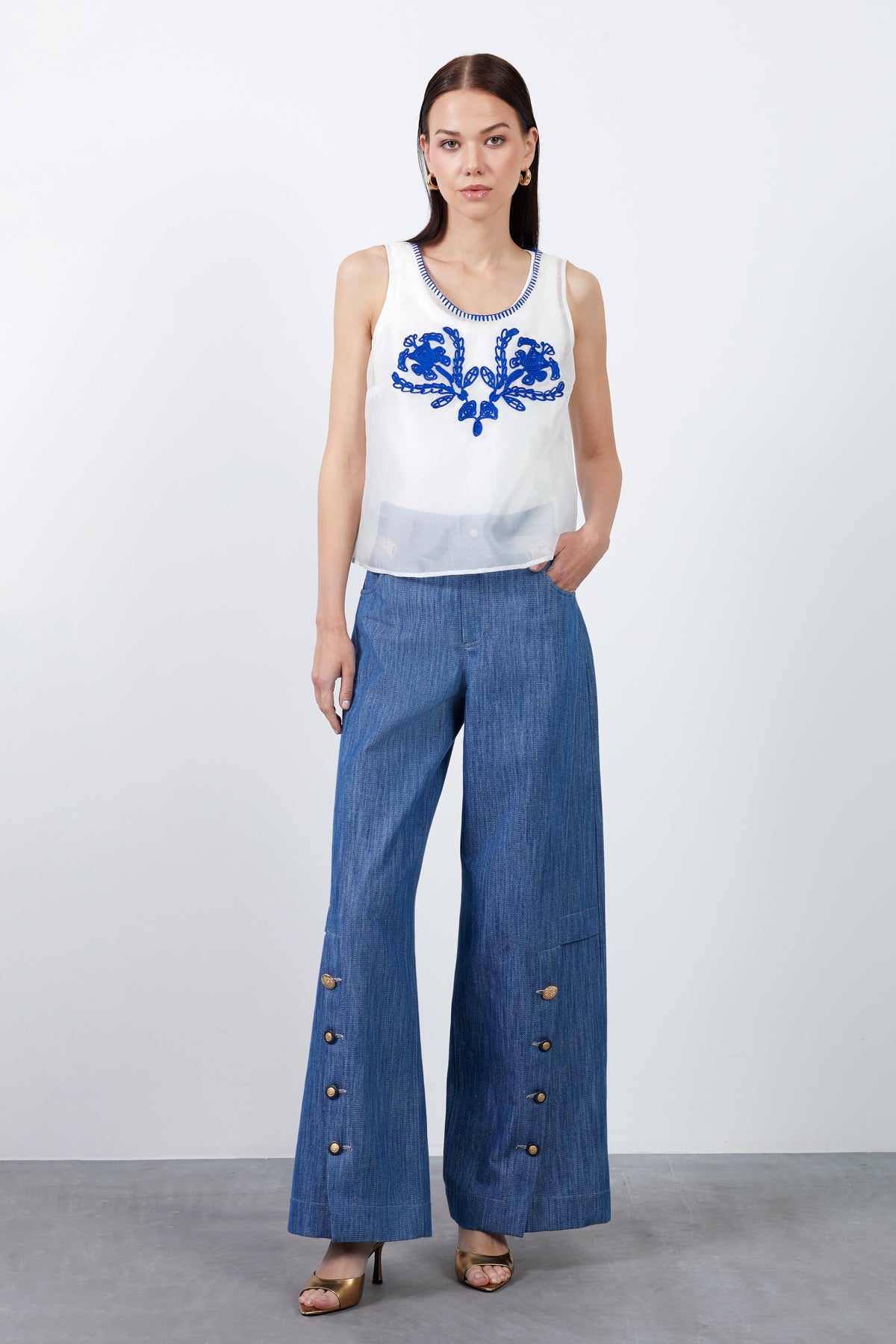 Önü Nakışlı Üst Beden Çıkarılabilir Transparan Bluz