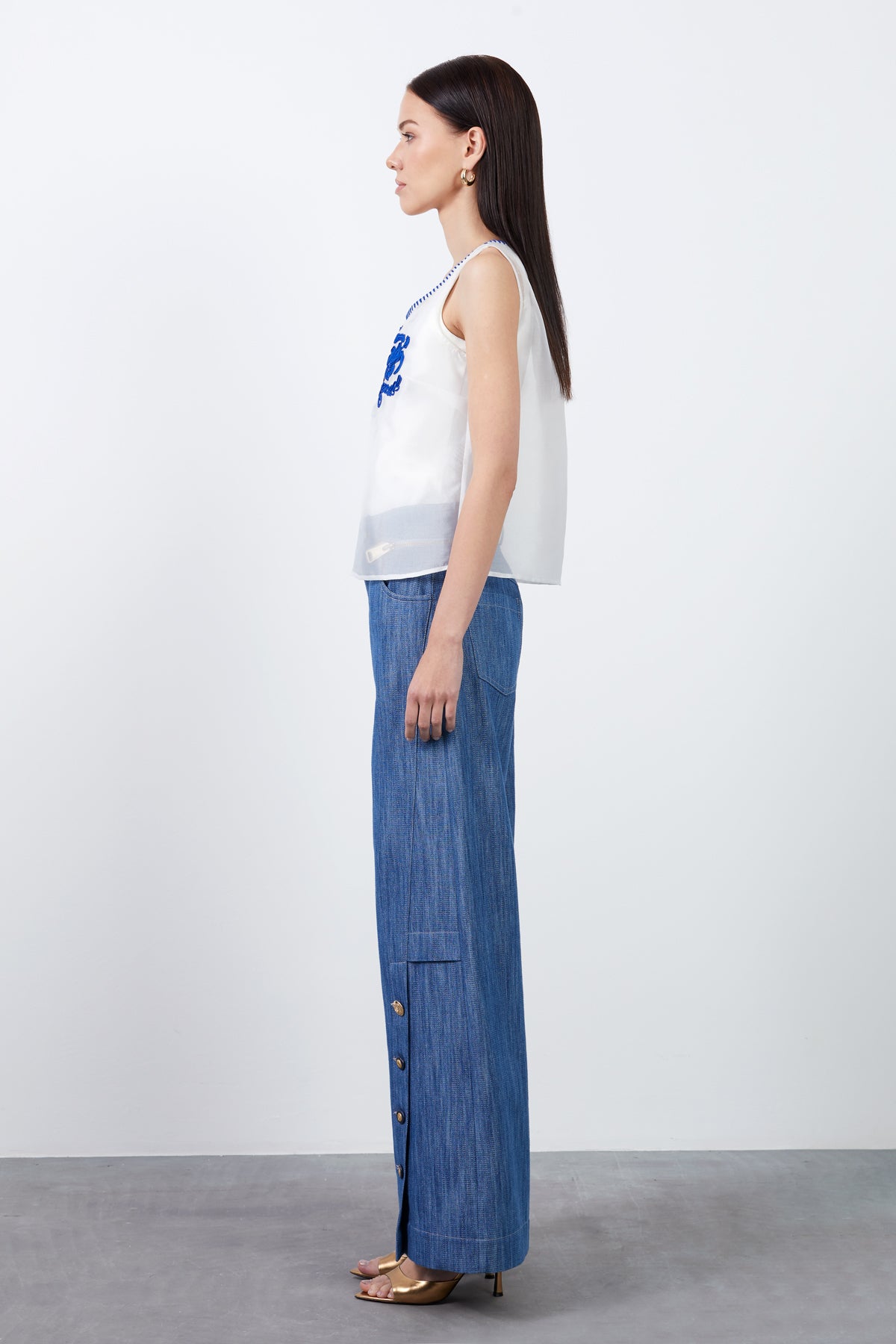 Önü Nakışlı Üst Beden Çıkarılabilir Transparan Bluz