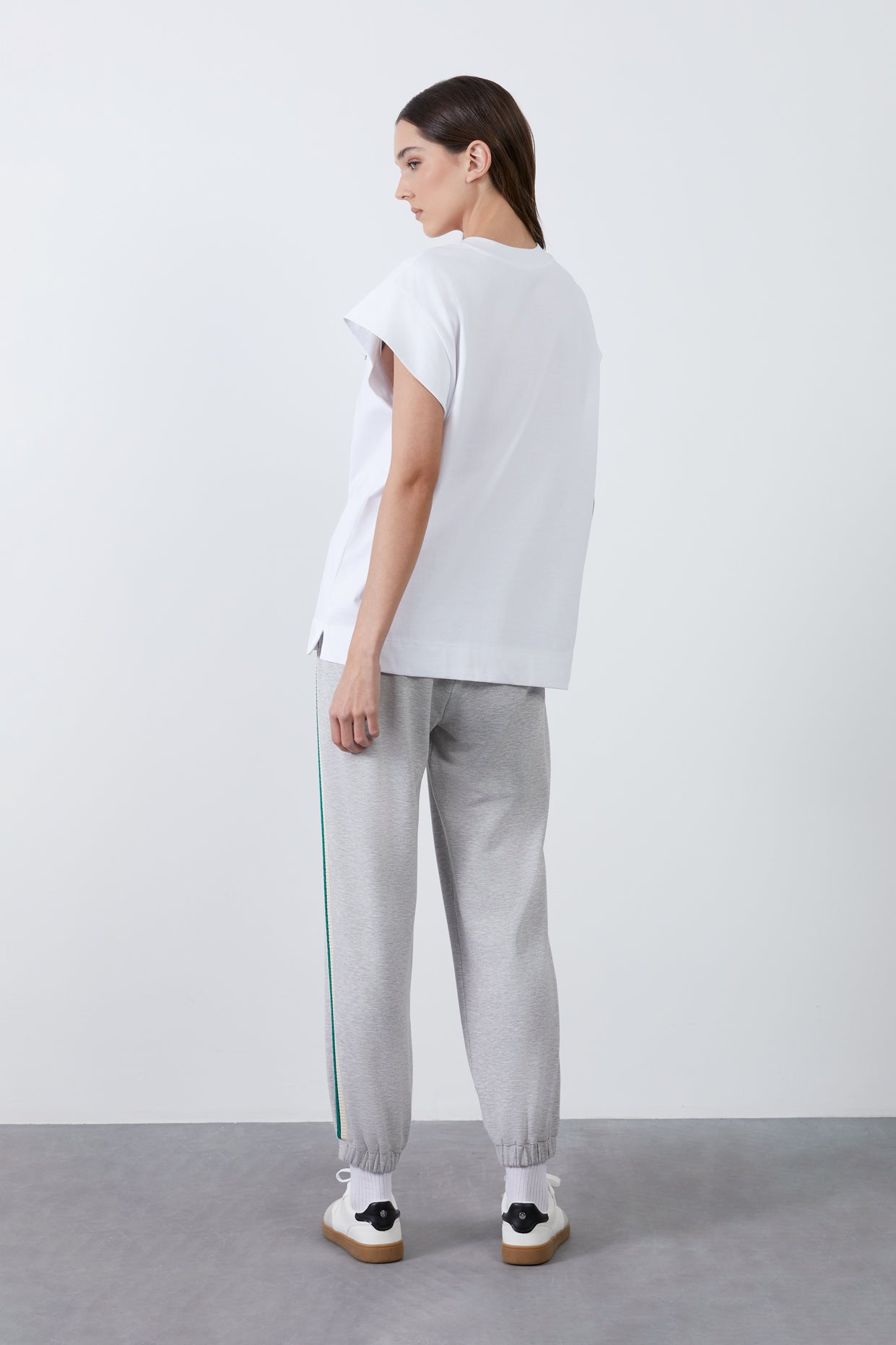 Etiket Detaylı Düşük Kol T-Shirt