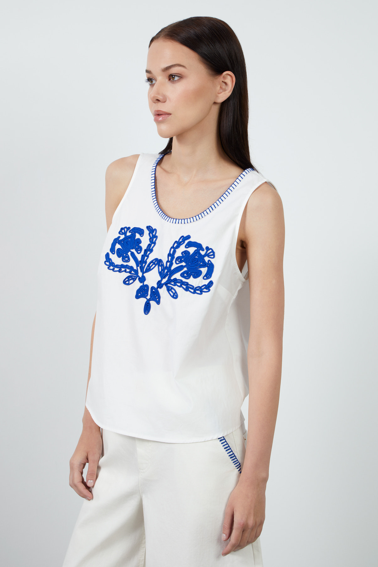 Yaka Nakışlı Kolsuz Bluz