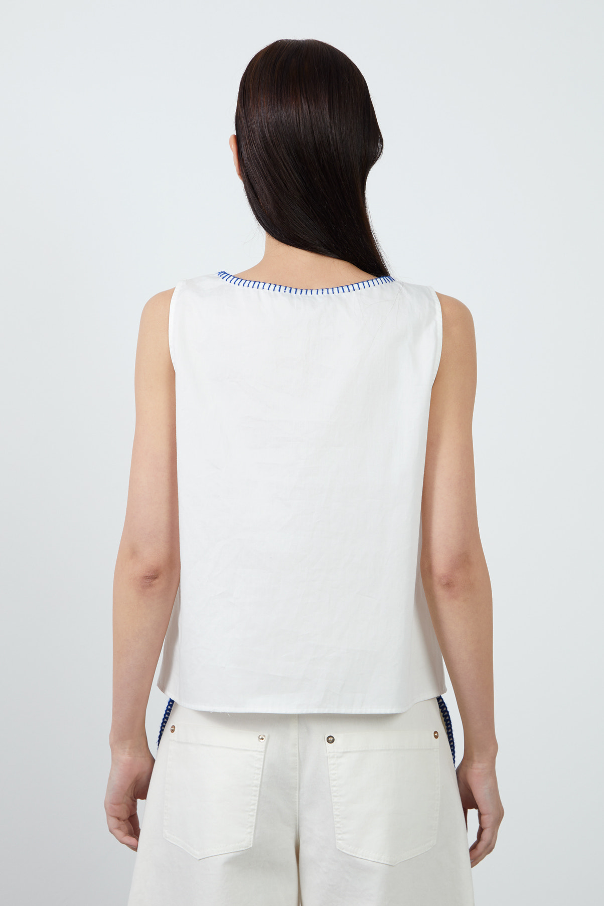 Yaka Nakışlı Kolsuz Bluz