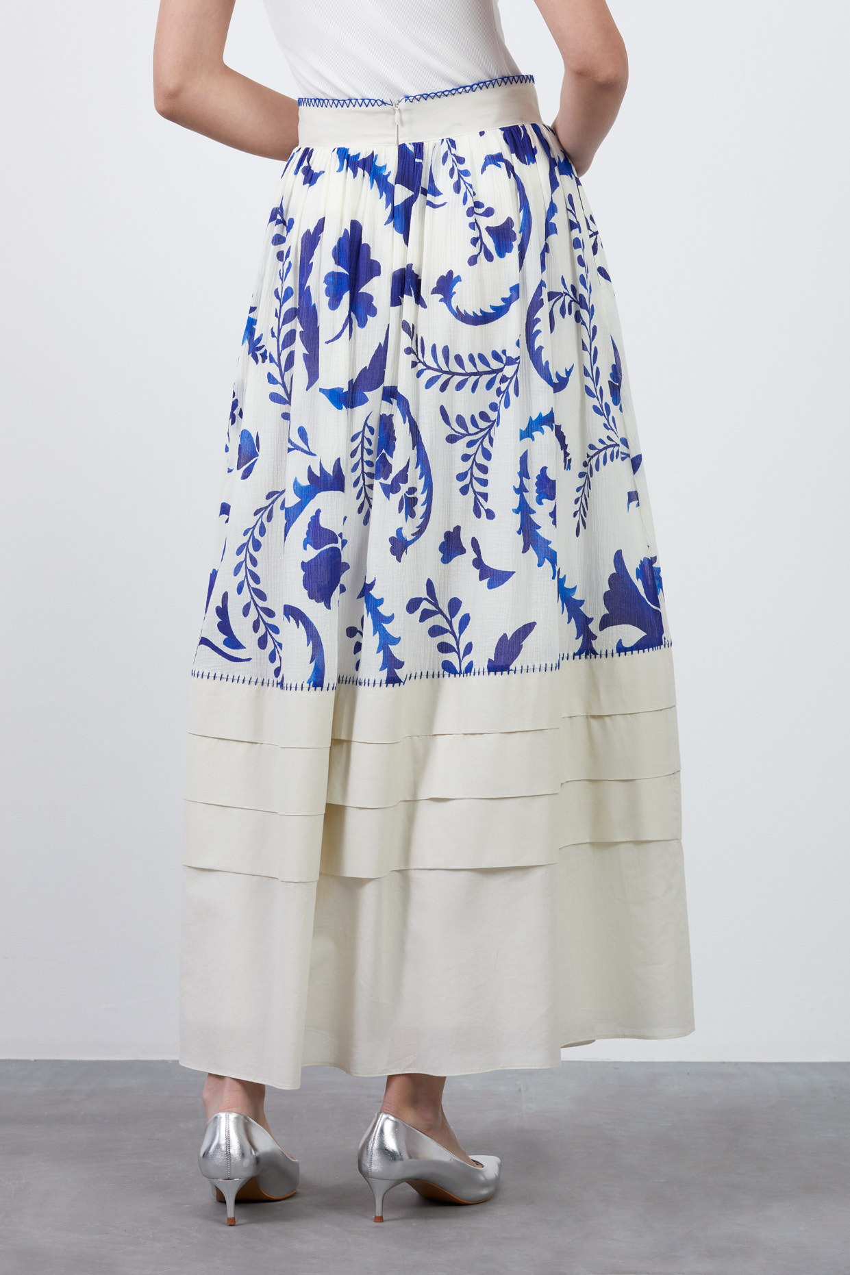 Kemeri Dikiş Detaylı Üst Beden Desenli Uzun Etek