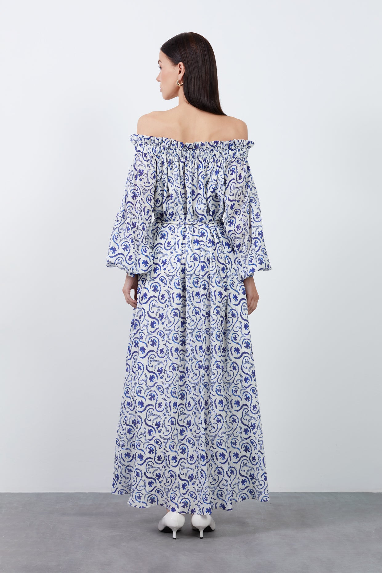 Kordon Detaylı Desenli Kayık Yaka Düşük Kol Uzun Elbise