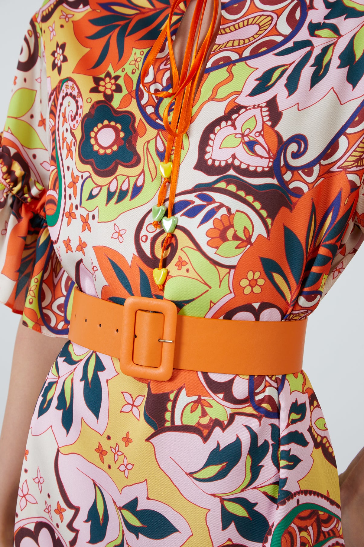 Ön Yaka Bağlamalı Beli Kemerli Desenli Midi Elbise