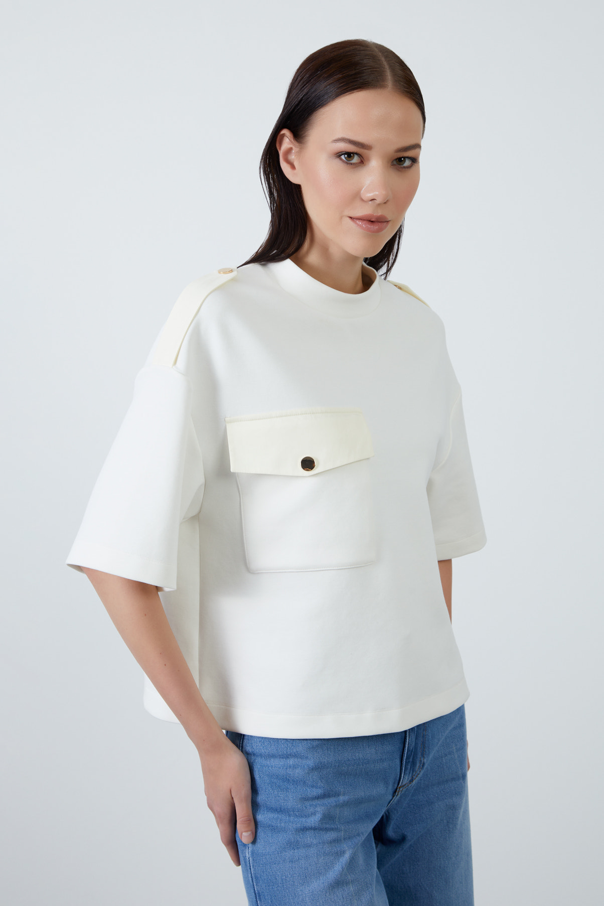 Omuz Apoletli Cep Detaylı Metal Çıtçıt Aksesuarlı Kısa Bol T-Shirt