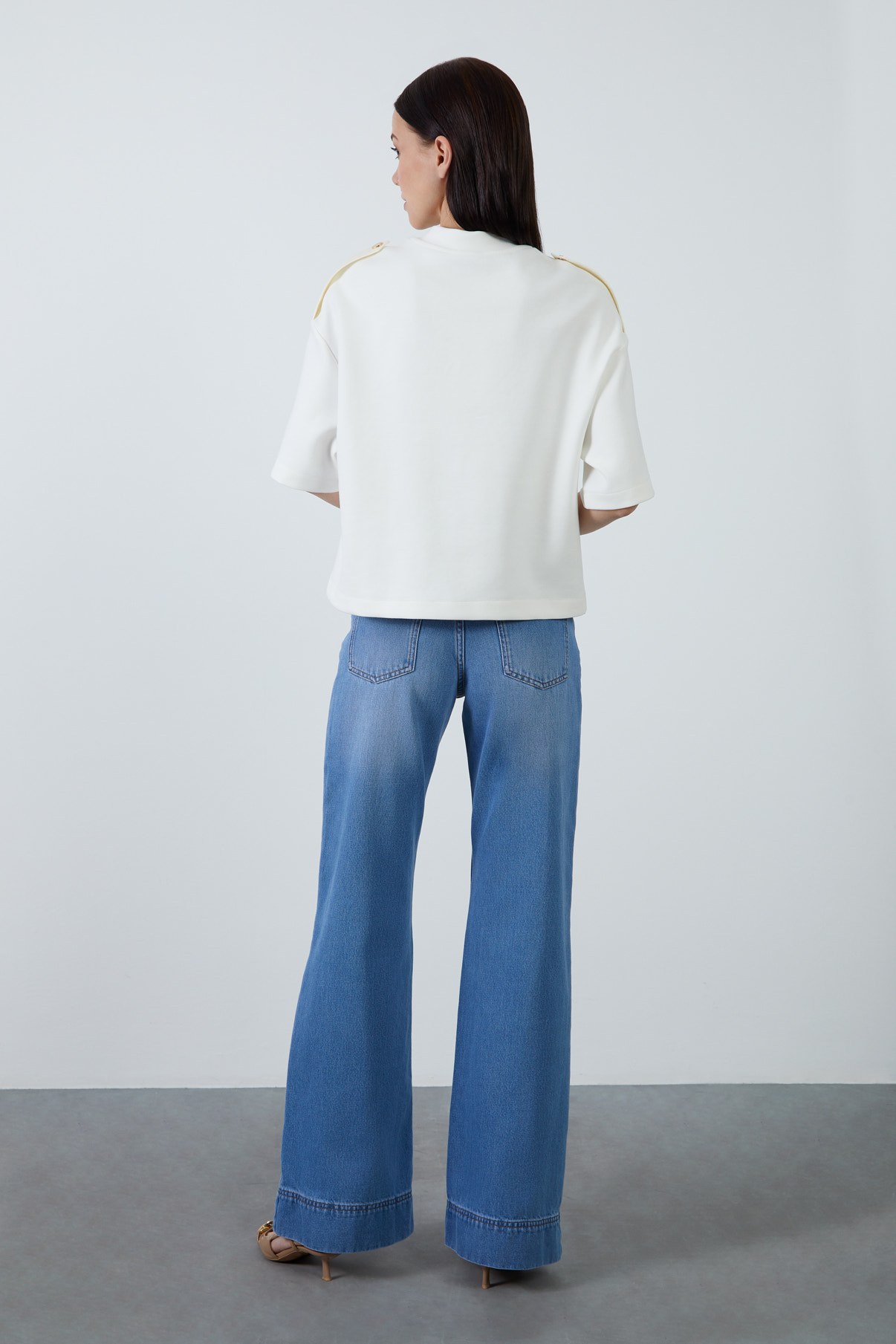 Omuz Apoletli Cep Detaylı Metal Çıtçıt Aksesuarlı Kısa Bol T-Shirt