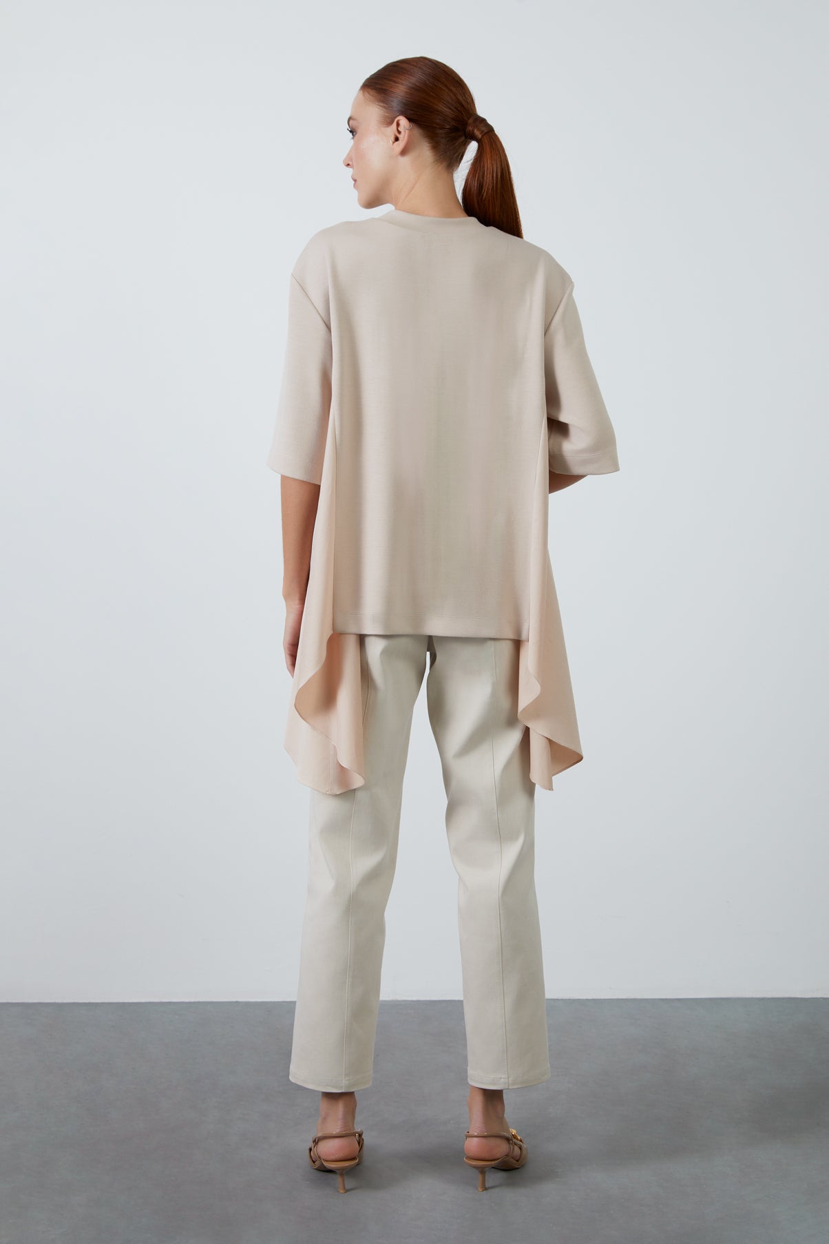 Etek Ucu Asimetrik Yarım Kollu Örme T-Shirt