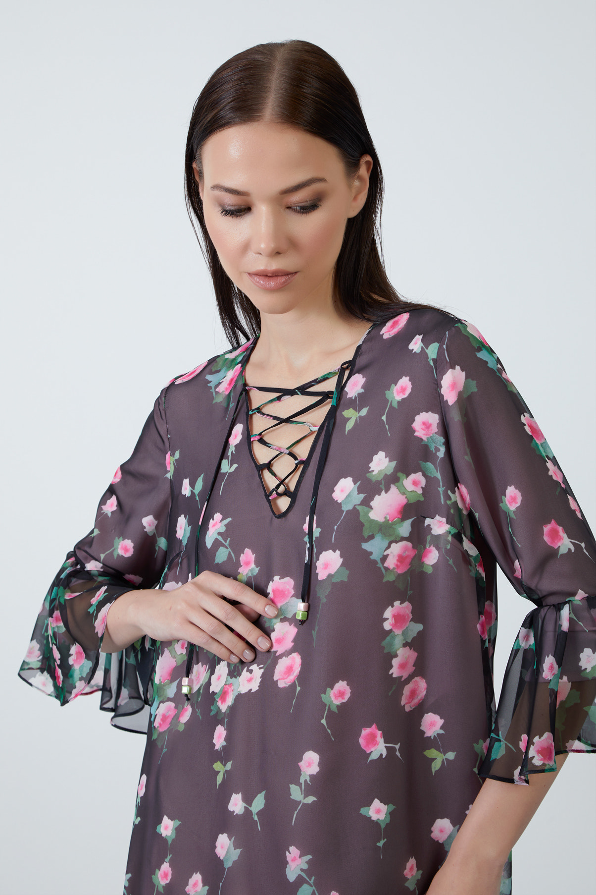 Yaka Bağlamalı Eteği Fırfırlı Çiçek Desenli Mini Şifon Elbise