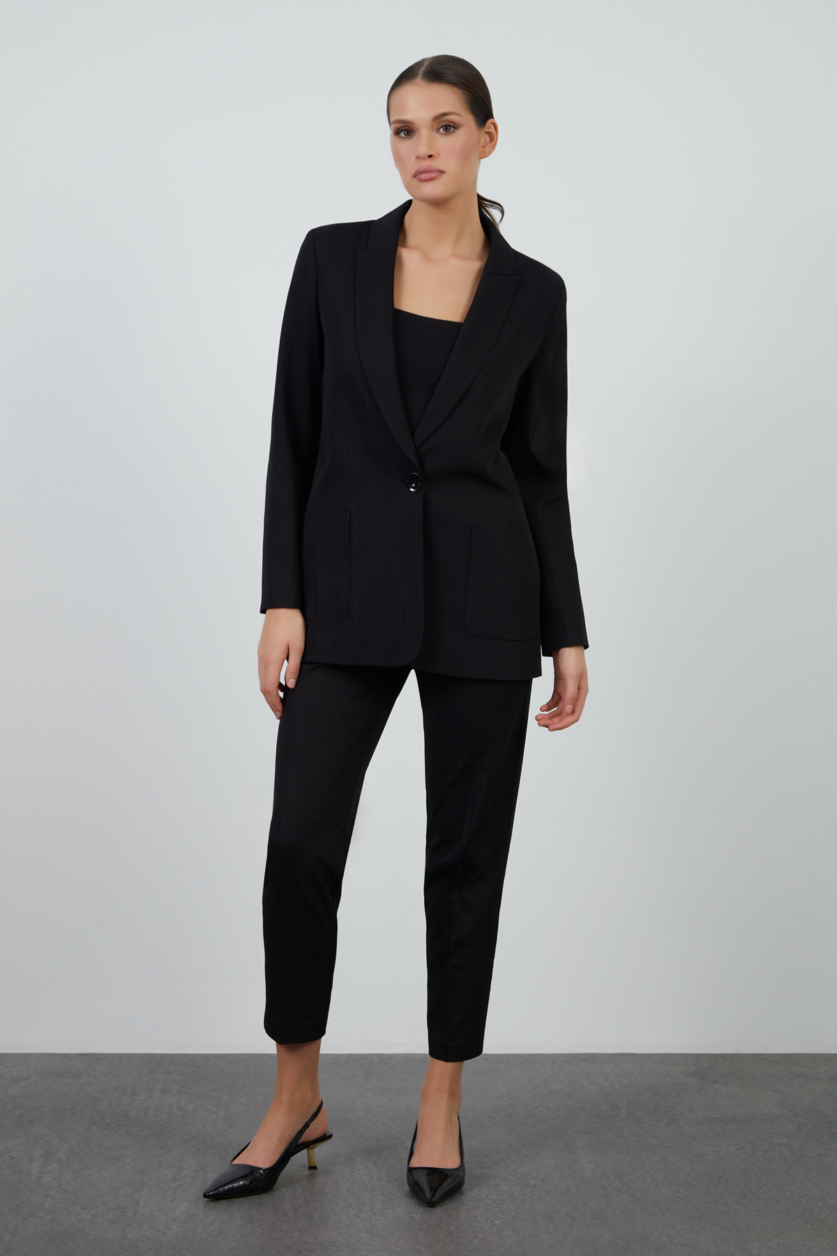 Beli Lastikli Havuç Pantolonlu Mono Kapamalı Takım