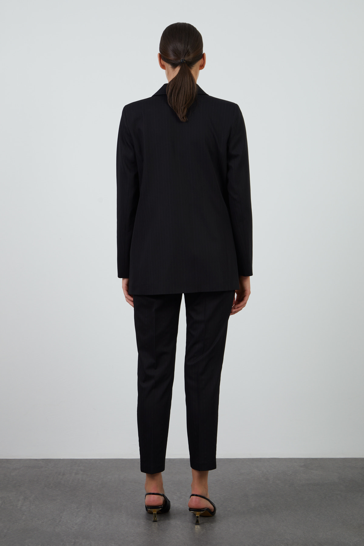 Beli Lastikli Havuç Pantolonlu Mono Kapamalı Takım