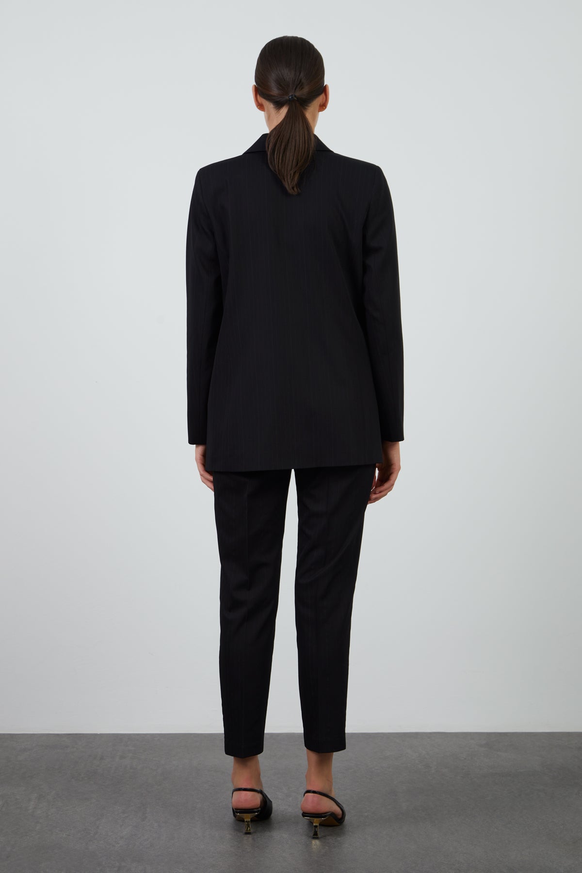 Beli Lastikli Havuç Pantolonlu Mono Kapamalı Takım